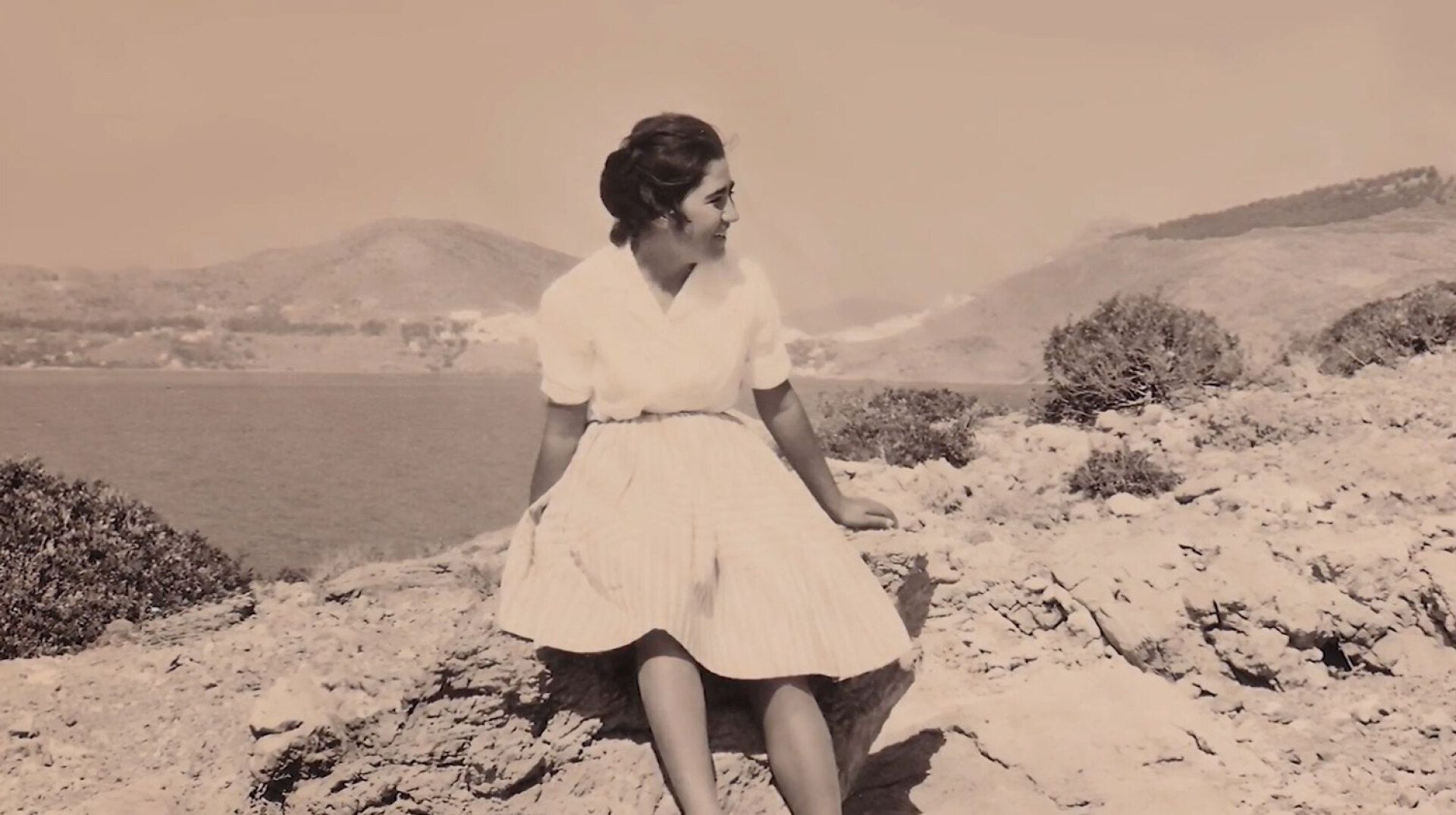 Καλλιόπη Νταλλαρή Βρακά: Κάθε βράδυ «επιστρέφει» νοερά στην αγαπημένη της πατρίδα