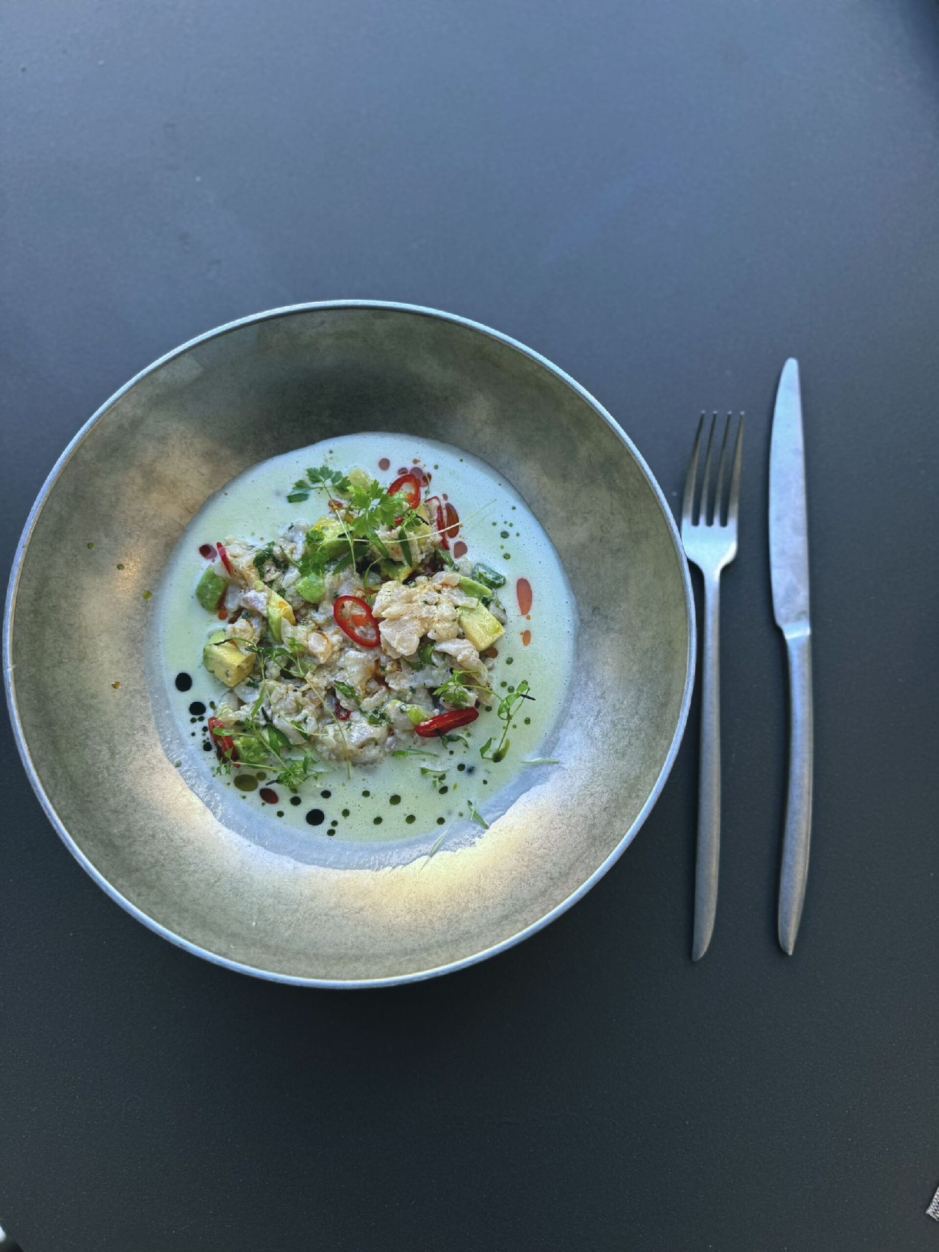 Ceviche λαυράκι μαριναρισμένο σε σούπα αγγουριού 