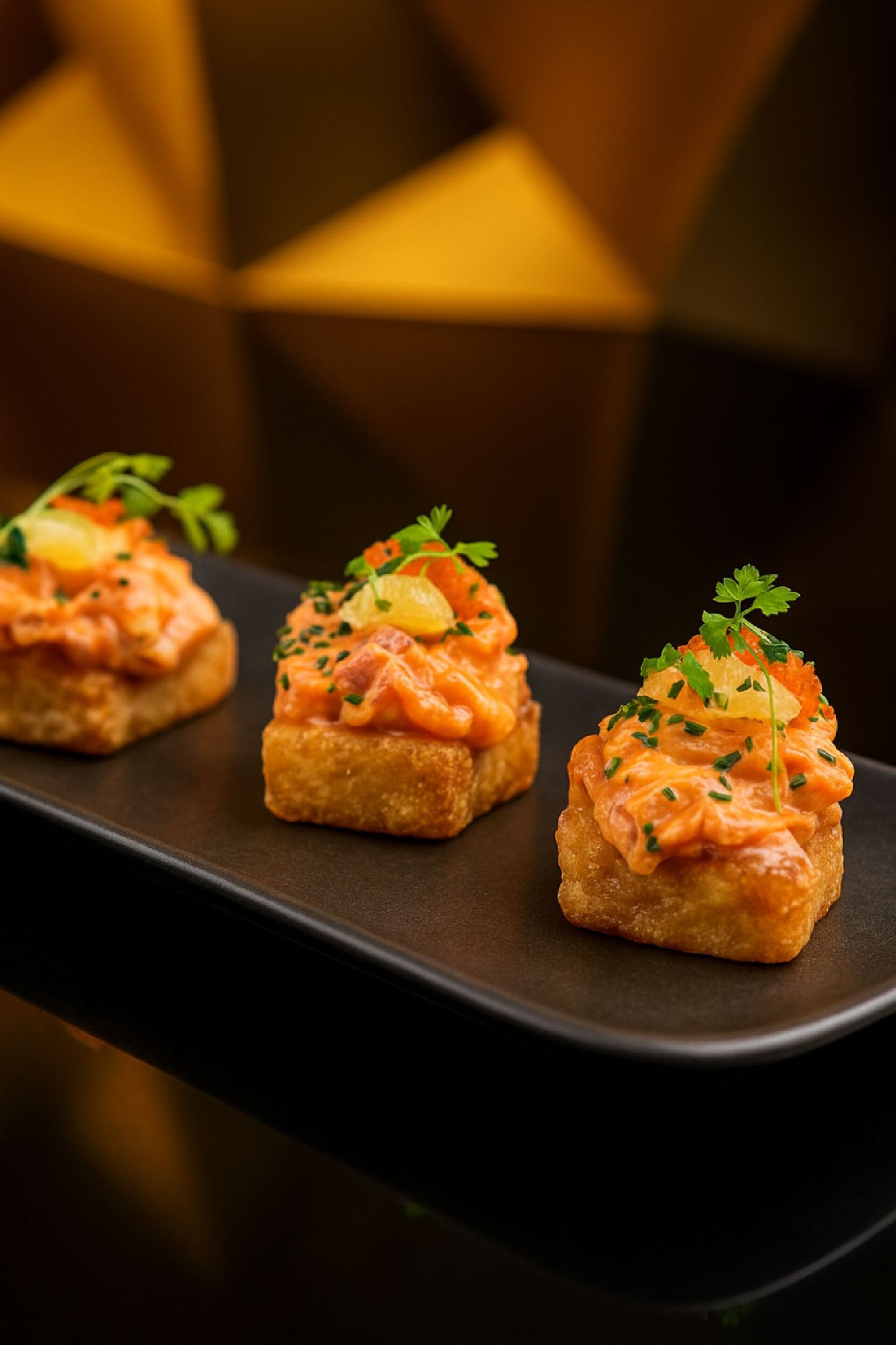 Ανοιχτό arancini με ταρτάρ σολομού και μυρωδικά