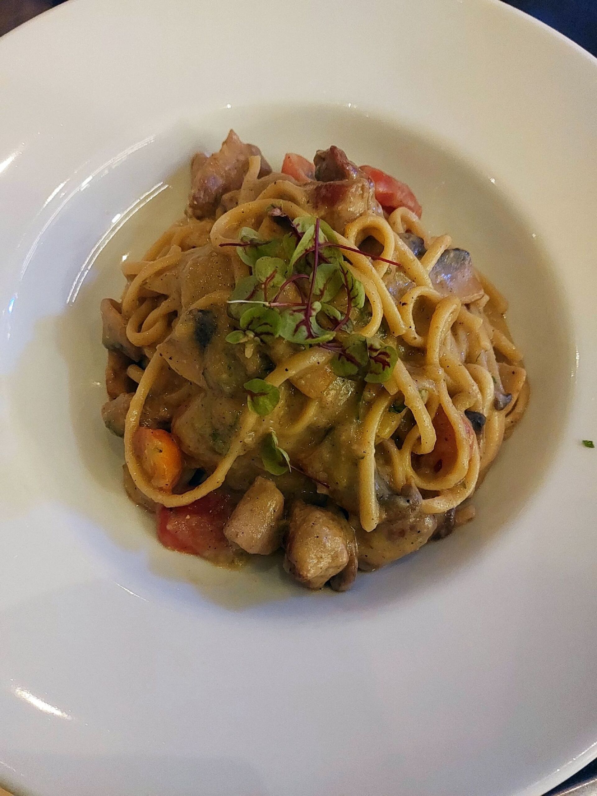 Melanzane με κρέμα καπνιστής μελιτζάνας, ντοματίνια, μανιτάρια και ψαρονέφρι