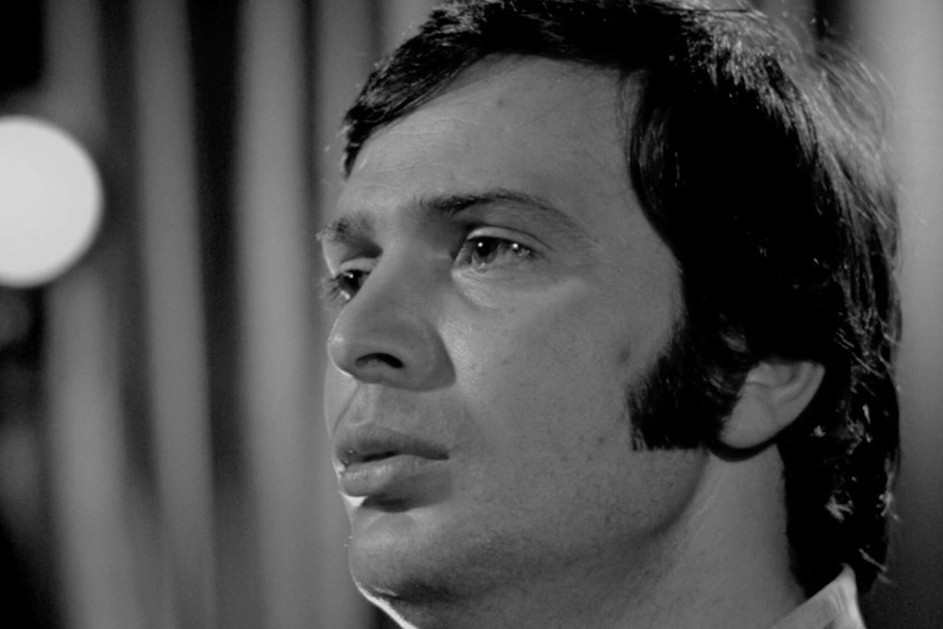 1974, «ΟΚ Φίλε». Ο μοναδικός πρωταγωνιστικός ρόλος του Γιώργου Μαρίνου στον κινηματογράφο. Η ταινία γυρίστηκε στη Νέα Υόρκη