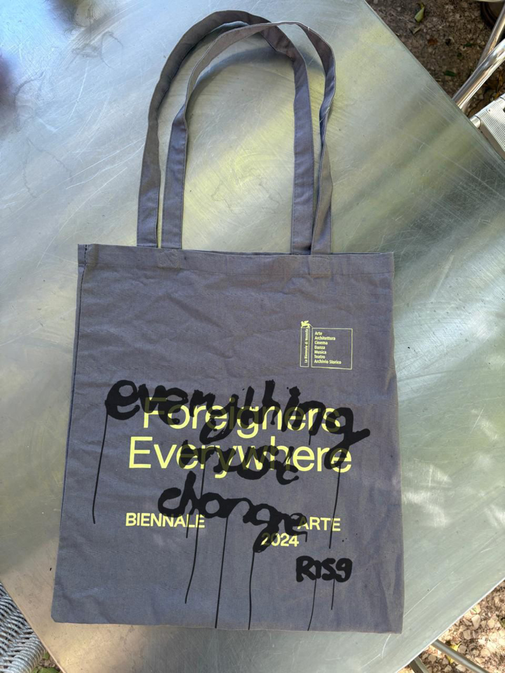 Εικαστική μακέτα με την tote bag και την εφαρμογή του λογοτύπου της Biennale 9