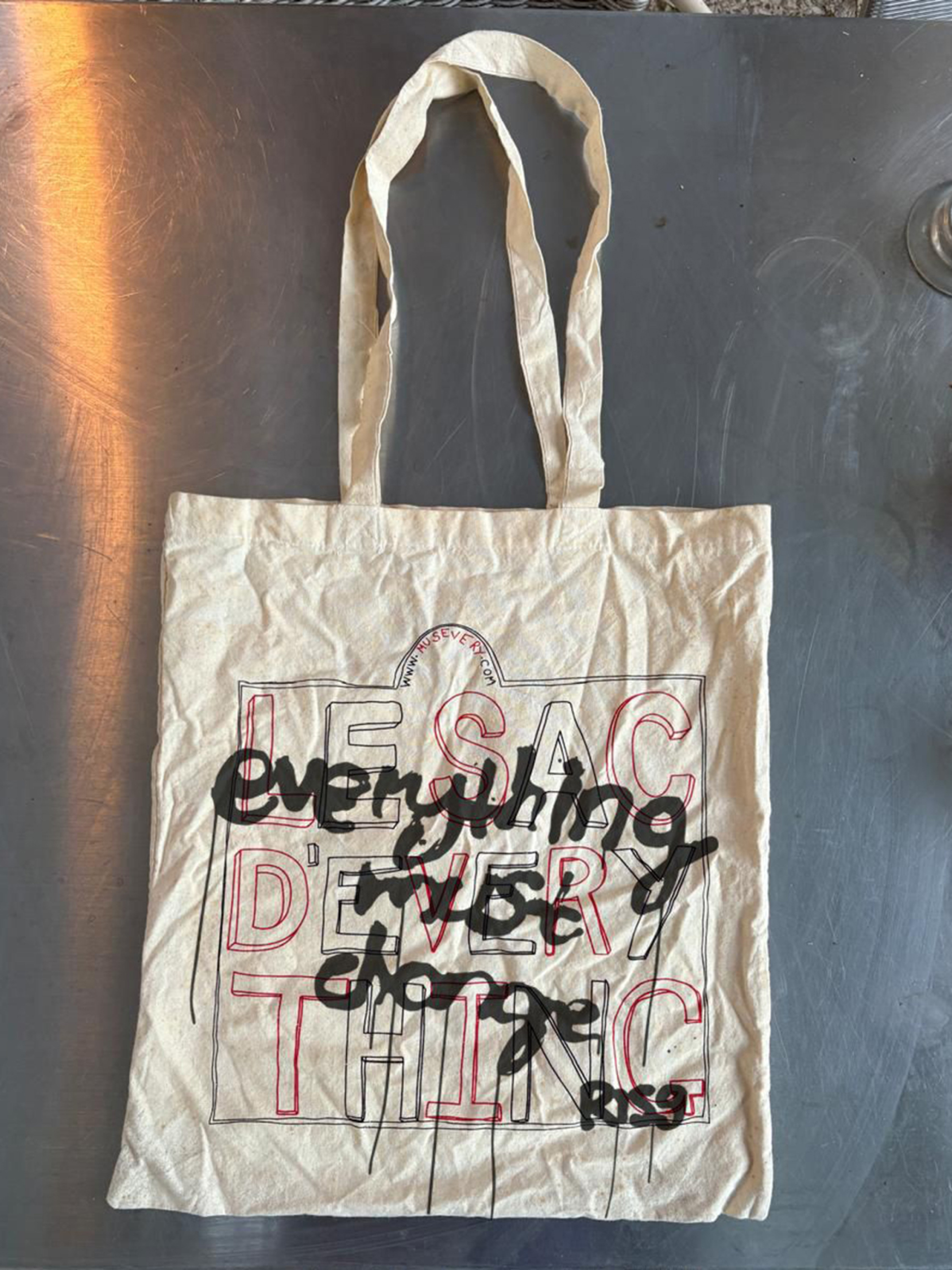 Εικαστική μακέτα με την tote bag και την εφαρμογή του λογοτύπου της Biennale 9