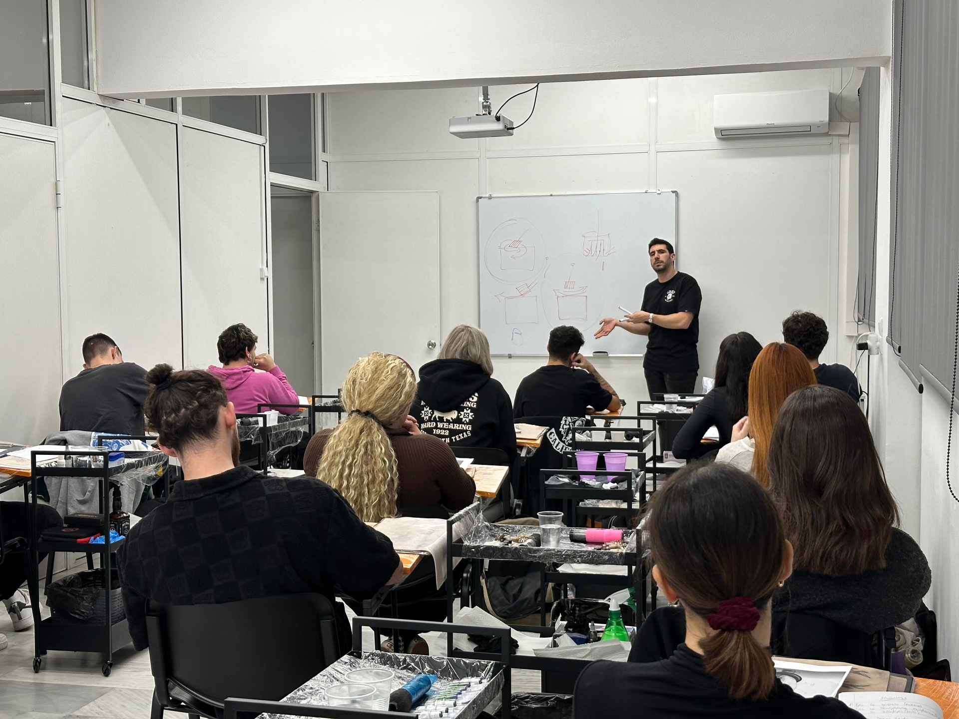 Polis Decay Art School: Ο Πάνος Γεωργούλιας μιλάει για τη σχολή εφαρμοσμένων τεχνών στην Αθήνα που συναντά τη street κουλτούρα