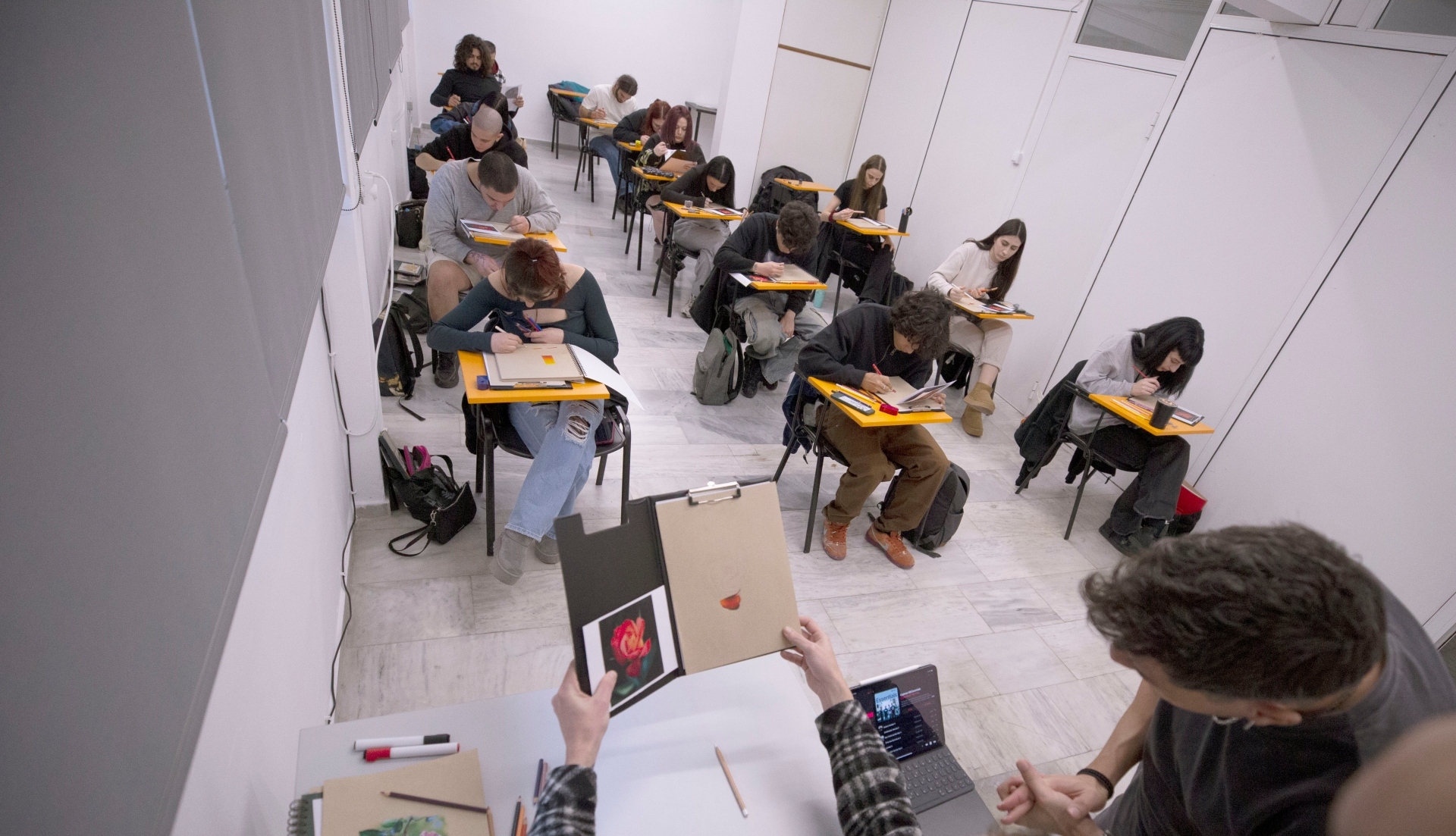 Polis Decay Art School: Ο Πάνος Γεωργούλιας μιλάει για τη σχολή εφαρμοσμένων τεχνών στην Αθήνα που συναντά τη street κουλτούρα