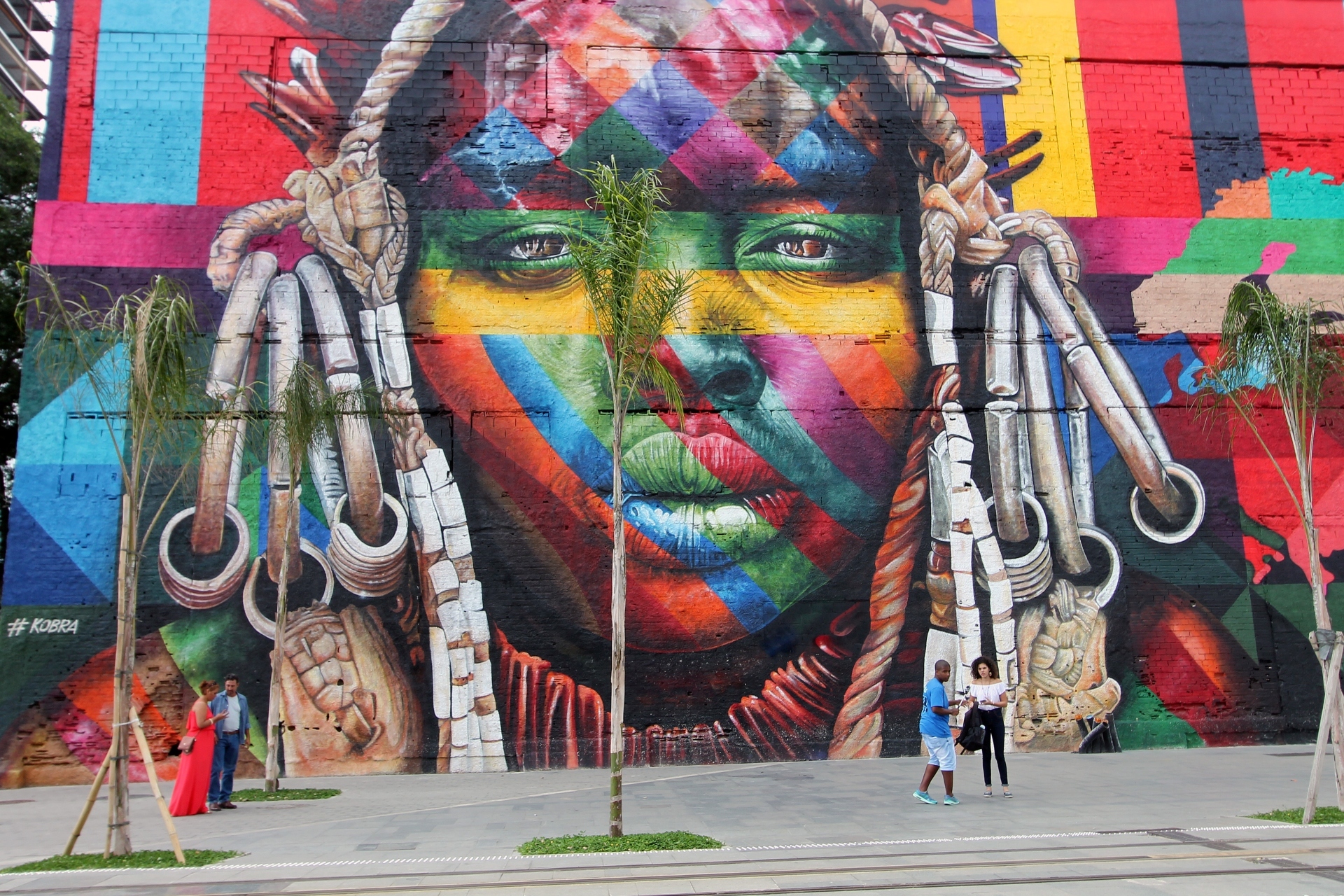 Χριστίνα Δράκου: Συνέντευξη με τη βραβευμένη φωτογράφο για την έκθεση που καταγράφει street art έργα σε όλο τον κόσμο.