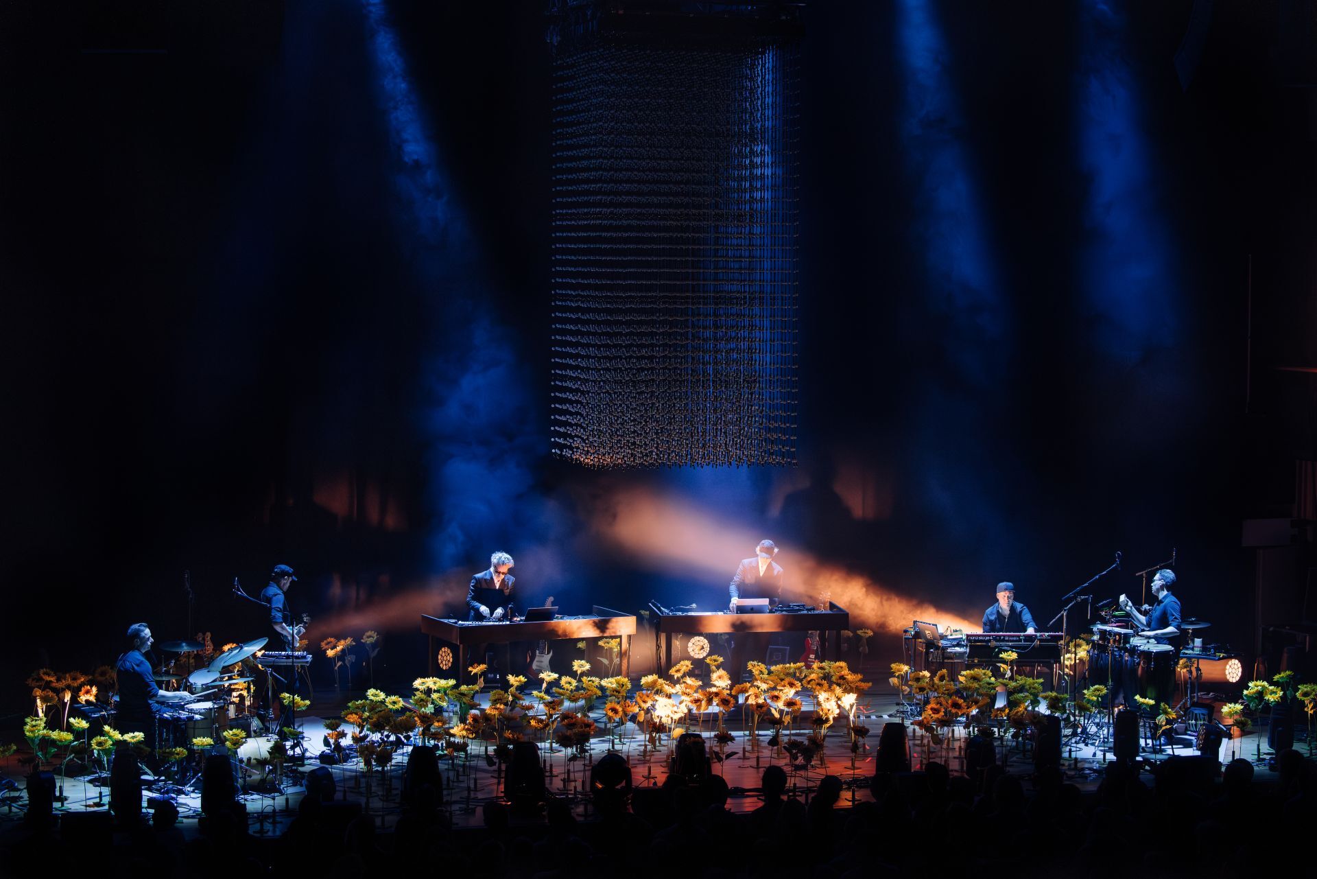 Οι Kruder & Dorfmeister επιστρέφουν με live band στην Αθήνα, στις 27 Νοεμβρίου, γιορτάζοντας 25 χρόνια «K&D Sessions» και μιλούν για τον ήχο, την πορεία και την εξέλιξή τους.