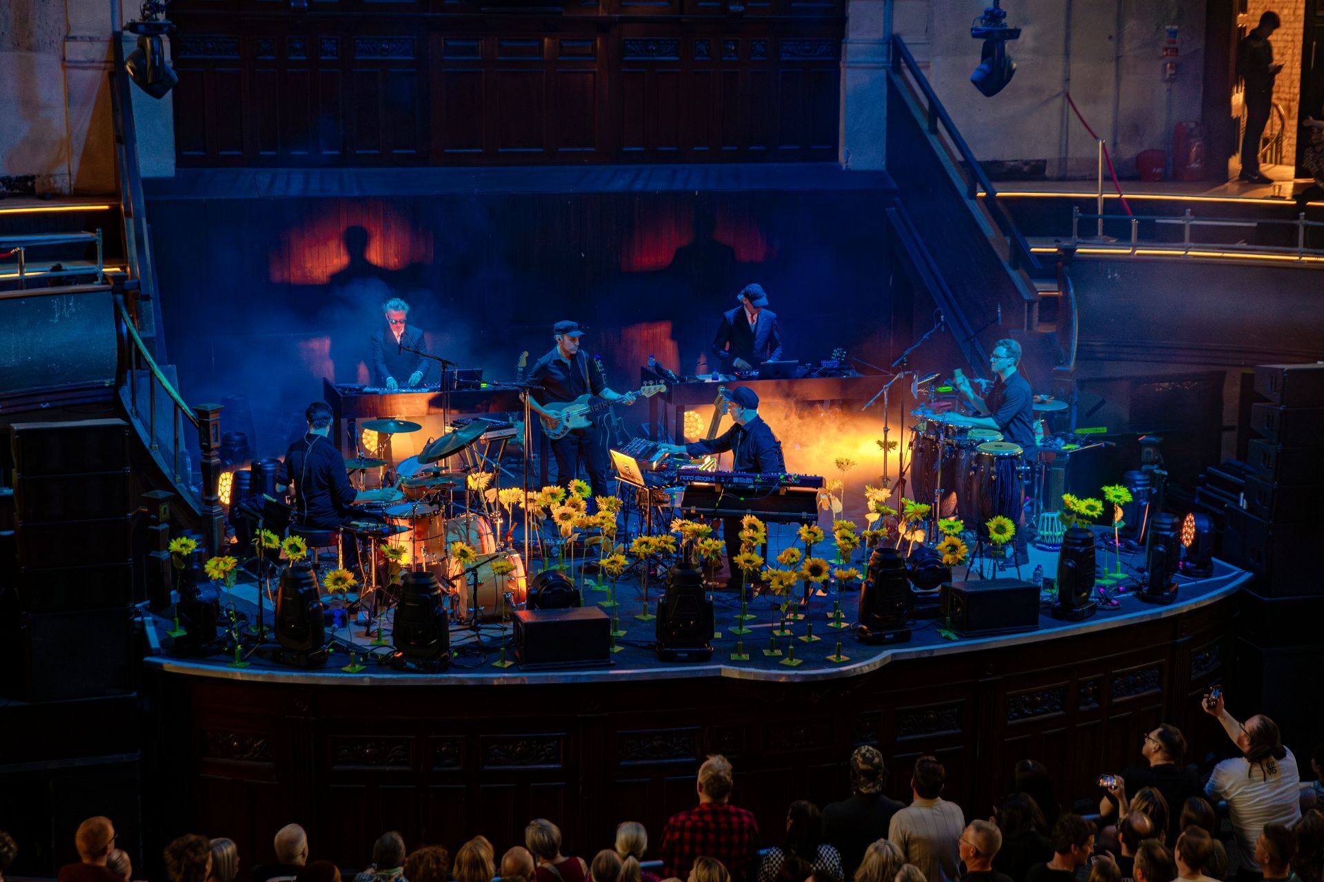 Οι Kruder & Dorfmeister επιστρέφουν με live band στην Αθήνα, στις 27 Νοεμβρίου, γιορτάζοντας 25 χρόνια «K&D Sessions» και μιλούν για τον ήχο, την πορεία και την εξέλιξή τους.