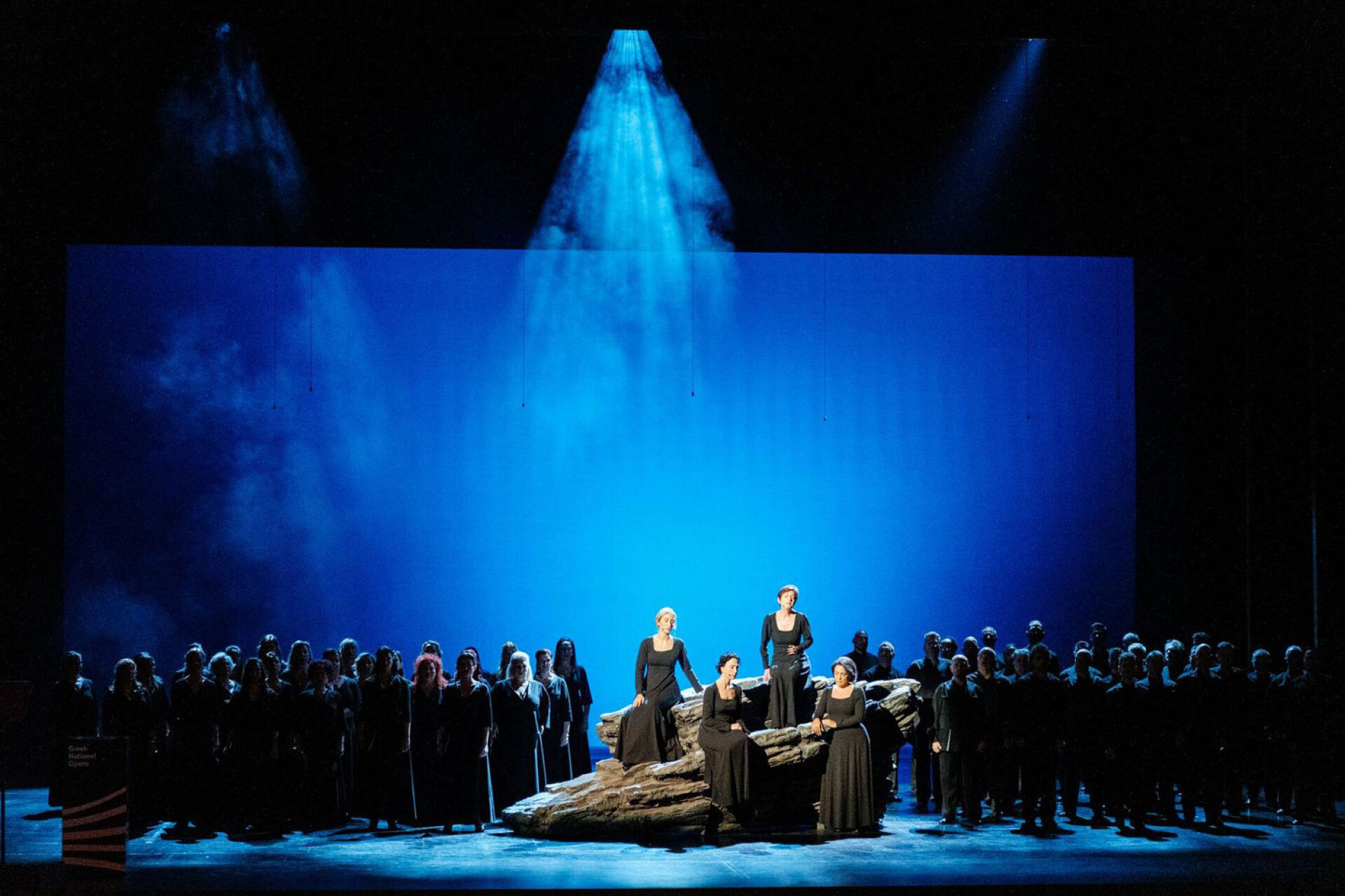 Αλκμήνη Μπασακάρος, Μαρία Μελαχρινού, Ειρήνη Δερεμπέη και Ιωάννα Φωρτή με τη Χορωδία της Εθνικής Λυρικής Σκηνής