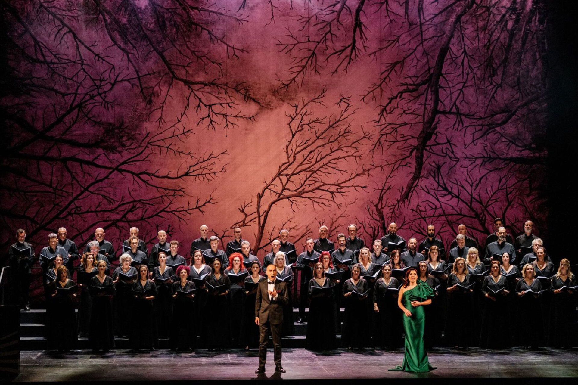 Ο Γιάννης Χριστόπουλος και η Βασιλική Καραγιάννη με τη Χορωδία της Εθνικής Λυρικής Σκηνής