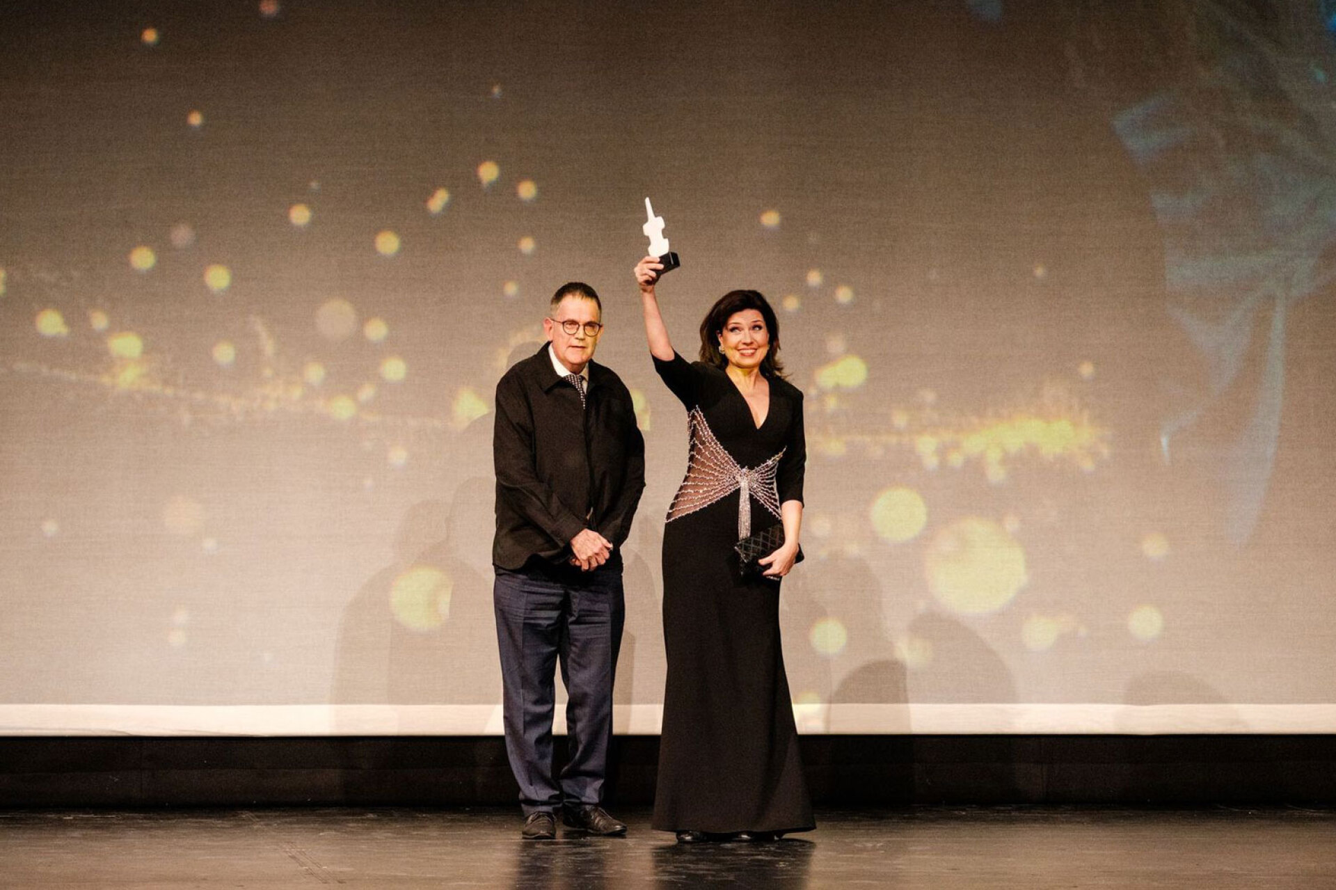 Η Μαρίνα Ρεμπέκα παραλαμβάνει το Βραβείο Κοινού από τον Τζον Άλισον, αρχισυντάκτη του περιοδικού Opera with Opera News