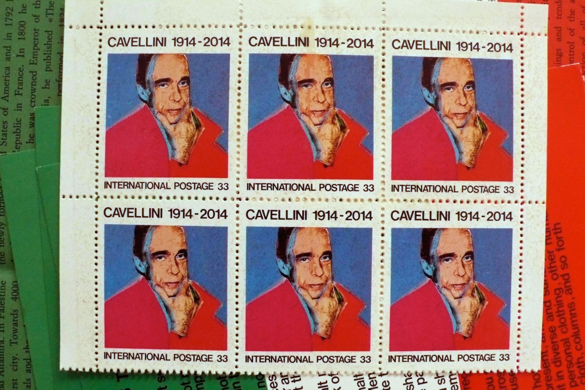 «Οι δέκα εντολές» του Ιταλού mail artist Γκουλιέλμο Ακίλε Καβελίνι. Ένα σατιρικό έργο του 1980 που στάλθηκε μέσω ταχυδρομείου, ειρωνευόμενο τις διακηρύξεις της τέχνης