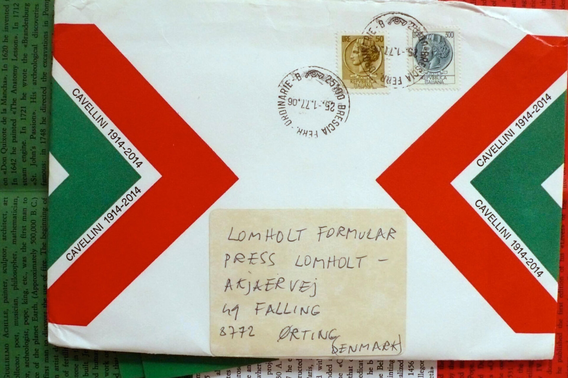 «Οι δέκα εντολές» του Ιταλού mail artist Γκουλιέλμο Ακίλε Καβελίνι. Ένα σατιρικό έργο του 1980 που στάλθηκε μέσω ταχυδρομείου, ειρωνευόμενο τις διακηρύξεις της τέχνης