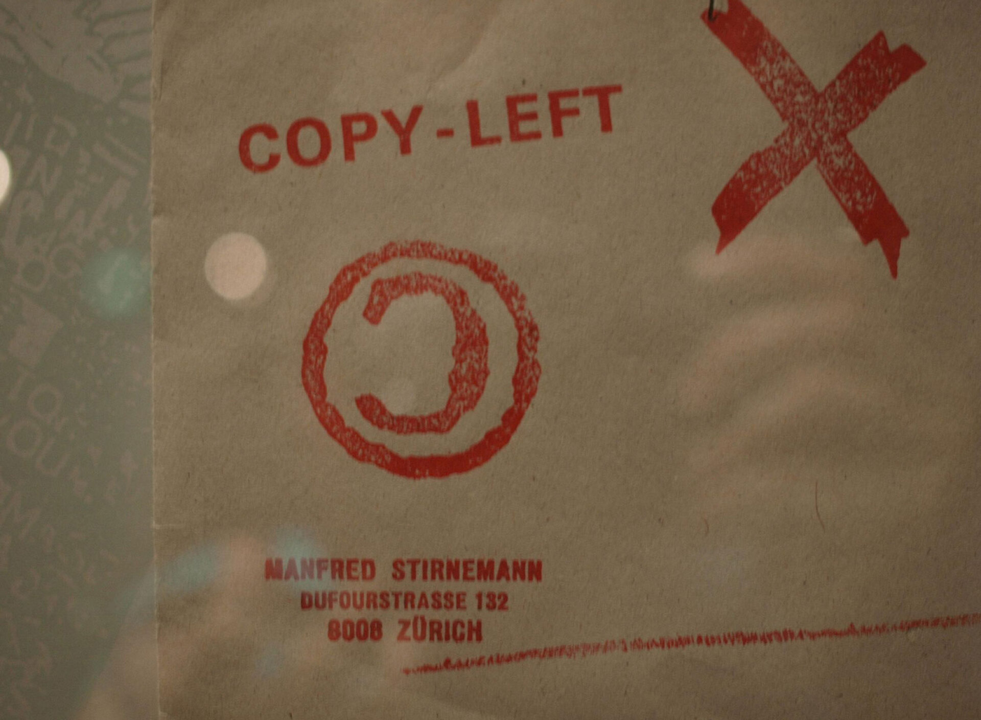 «Αναμνηστική» δημιουργία MailArt από τον Ελβετό Μάνφρεντ Στίρνεμαν, με την ένδειξη «Copyleft». Τέτοιου είδους έργα-φύλλα κυκλοφορούσαν ελεύθερα στο δίκτυο, επιτρέποντας στους παραλήπτες να τα αναπαράγουν ή να προσθέτουν πάνω τους | Η αντίθετη φιλοσοφία του copyright