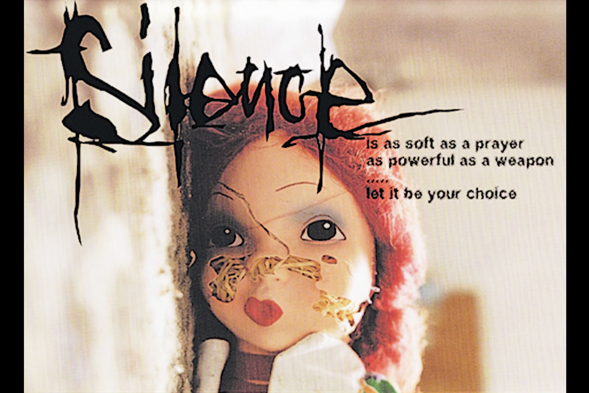 Από 2005, η ATHENS VOICE τόλμησε το δικό της MailArt, εγκαινιάζοντας τη στήλη «Πες κάτι», όπου καλούσε τους αναγνώστες της να ταχυδρομήσουν τις δικές τους εικαστικές καρτ ποστάλ