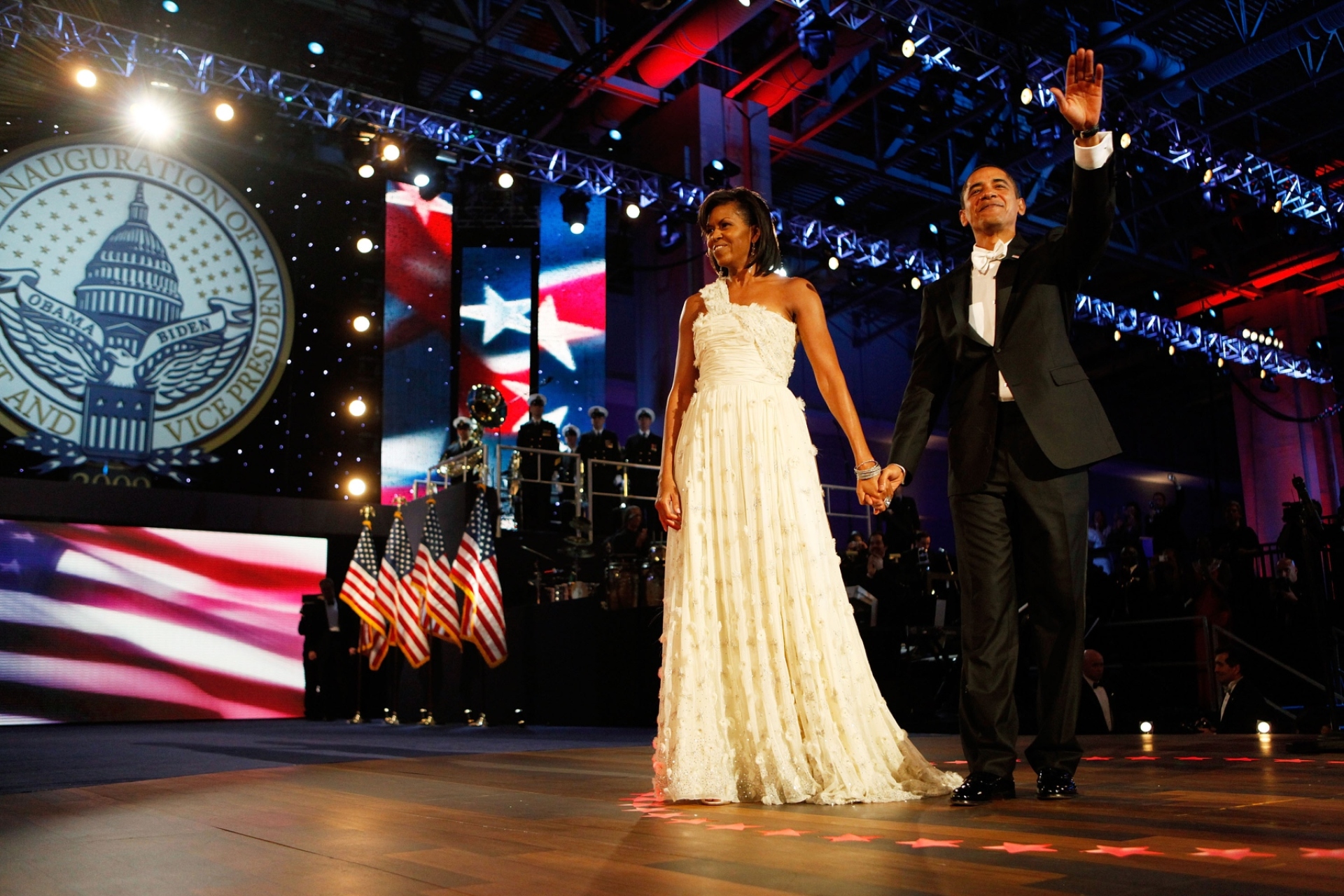Η Μισέλ Ομπάμα στο Neighborhood Inaugural Ball στο Συνεδριακό Κέντρο της Ουάσινγκτον στις 20 Ιανουαρίου 2009 με φόρεμα Τζέισον Γου © Chip Somodevilla/Getty Images