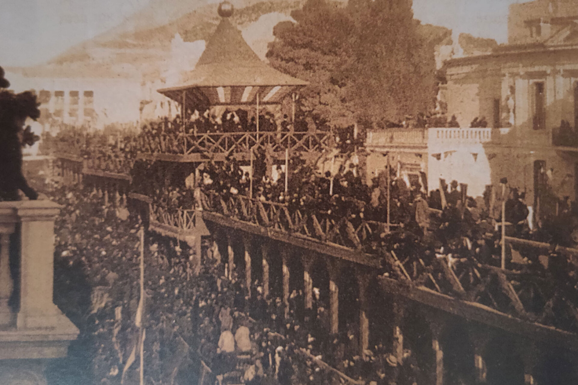 Αποκριές 1901, η εξέδρα με τους επισήμους στη συμβολή των οδών Σταδίου και Κοραή