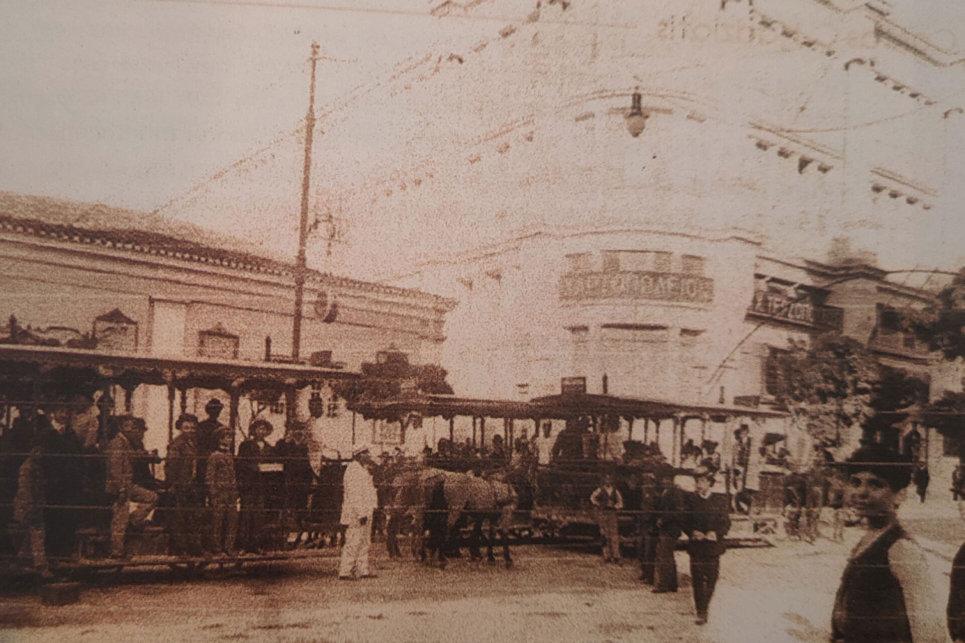 Ιππήλατα τραμ στον οδό Σταδίου 1905, στο ύψος του Παλαιού Τυπογραφείου