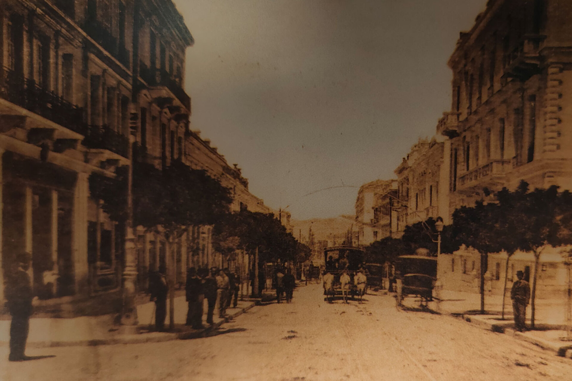 Οδός Σταδίου αρχές του 20ού αιώνα, δεν έχει γνωρίσει ακόμη τον ηλεκτρικό τροχιόδρομο