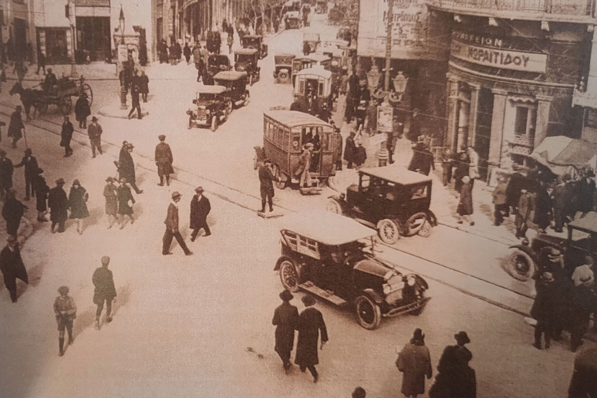 Στις αρχές της δεκαετίας 1920, τα αυτοκίνητα κυκλοφορούν και συνωστίζονται στα Χαυτεία, οδός Σταδίου