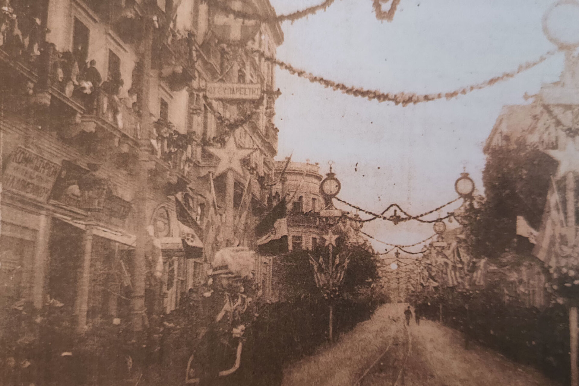 Το 1908, την Αθήνα επισκέφθηκε ο βασιλιάς της Ιταλία και η οδός Σταδίου τον υποδέχθηκε σημαιοστολισμένη