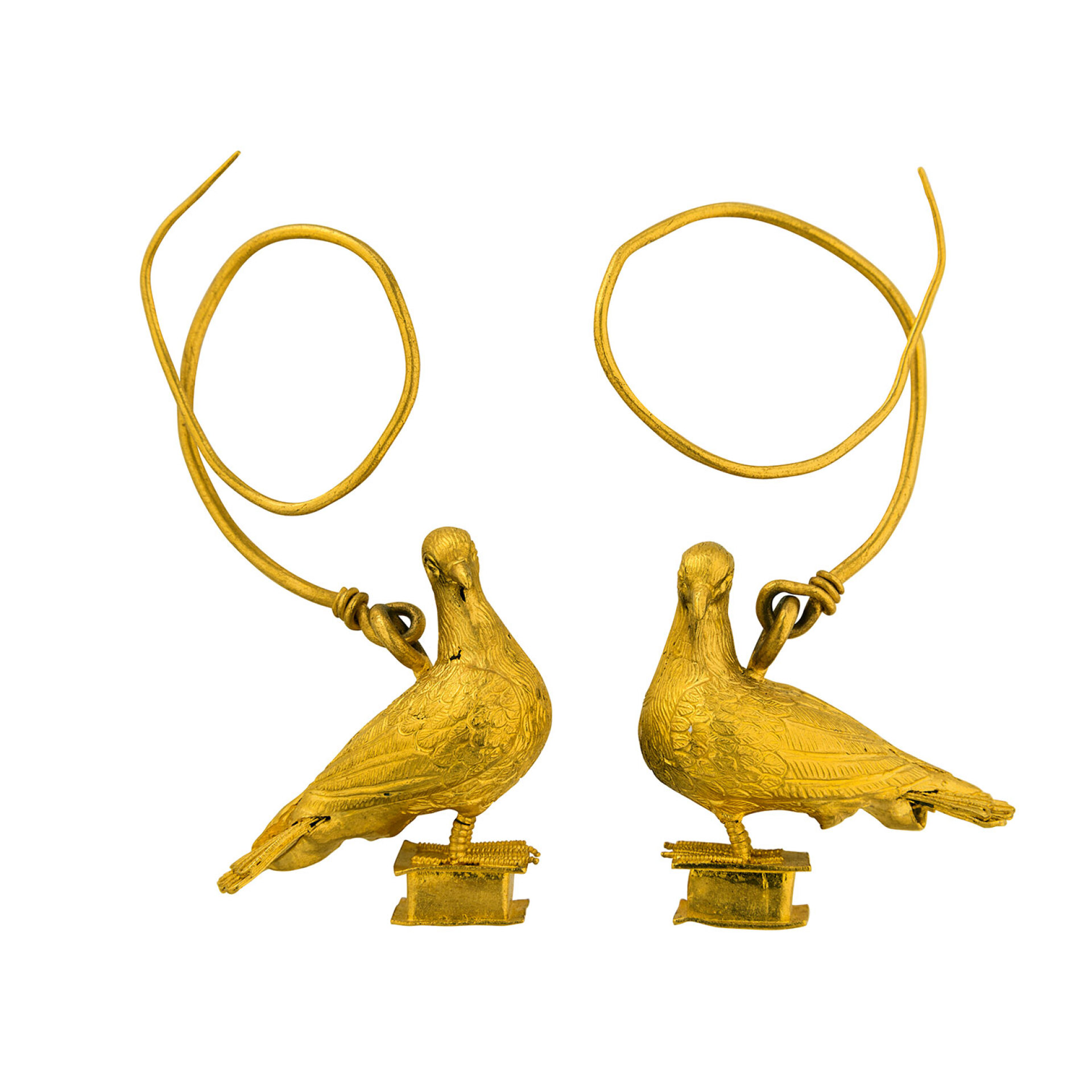 Ζεύγος χρυσών ενωτίων με τη μορφή περιστεριών που πατούν σε πλίνθο. Πάτρα, τέλη του 2ου - αρχές του 1ου αι. π.Χ.