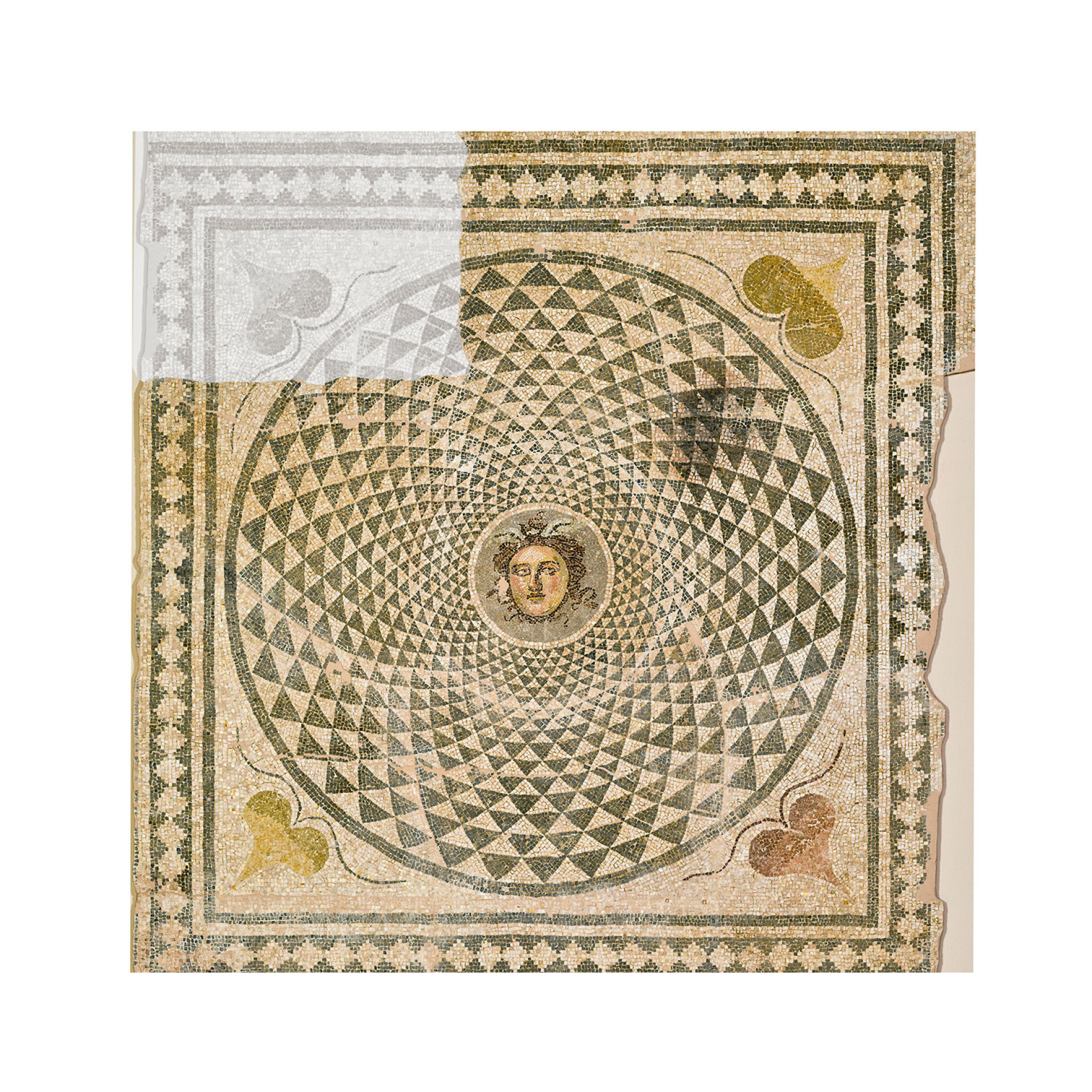 Ψηφιδωτό δάπεδο από μεγάλο και πολυτελές κτιριακό συγκρότημα της Πάτρας. Στο κεντρικό μετάλλιο εικονίζεται η κεφαλή της Μέδουσας κατενώπιον, με ήρεμα και ήπια χαρακτηριστικά, η οποία αποστρέφει το βλέμμα από τον θεατή για να μην τον πετρώσει. 2ος αι. μ.Χ.