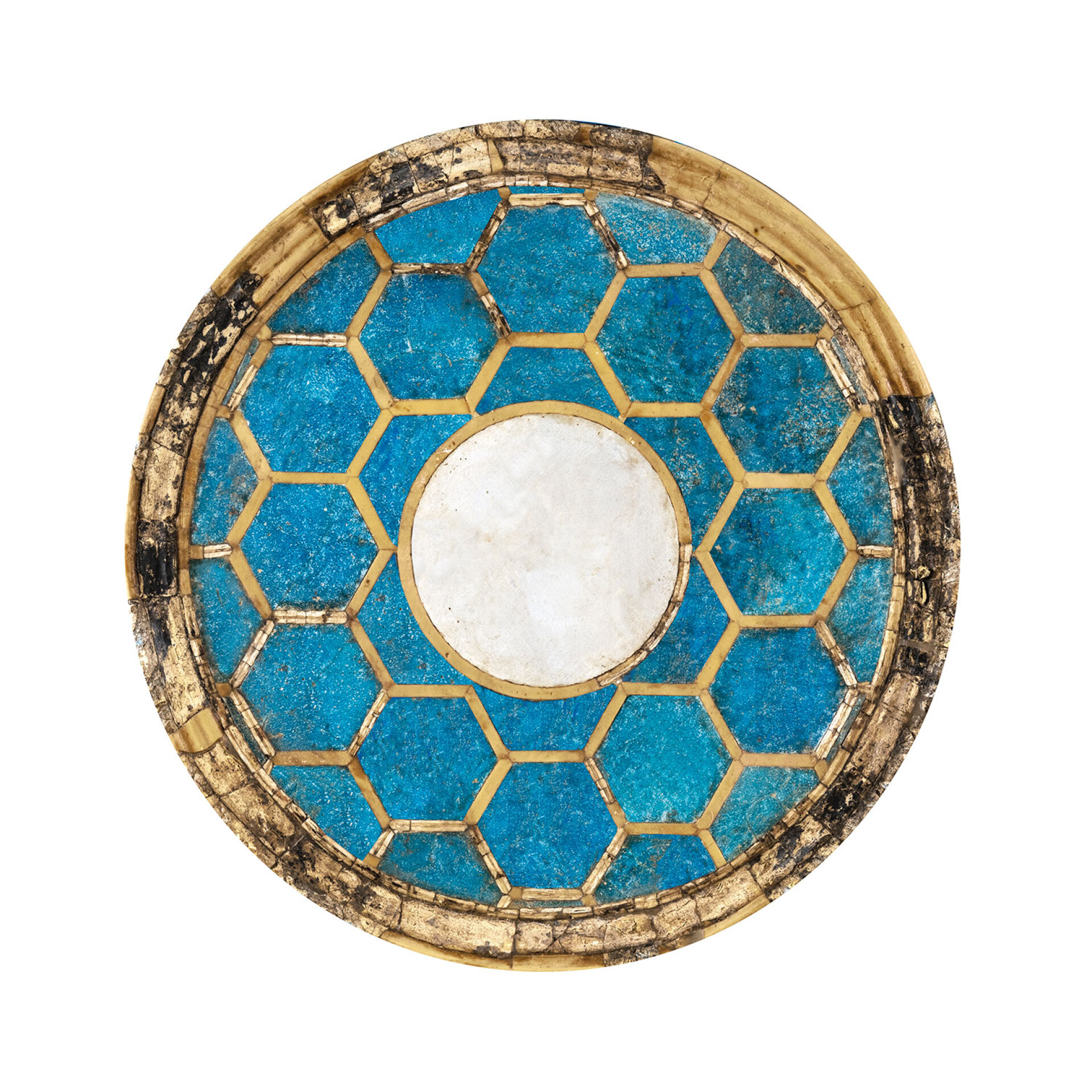 Πολυγωνικό υαλόφραγμα παραθύρου από πολυτελή αστική κατοικία της ρωμαϊκής πόλης των Πατρών. Ελεφαντοστέινα διάχωρα συγκρατούν το αδιαφανές γαλάζιο γυαλί. Το κεντρικό κυκλικό τμήμα καλύπτεται με φίλντισι. 2ος αι. μ.Χ. © Lamda Development