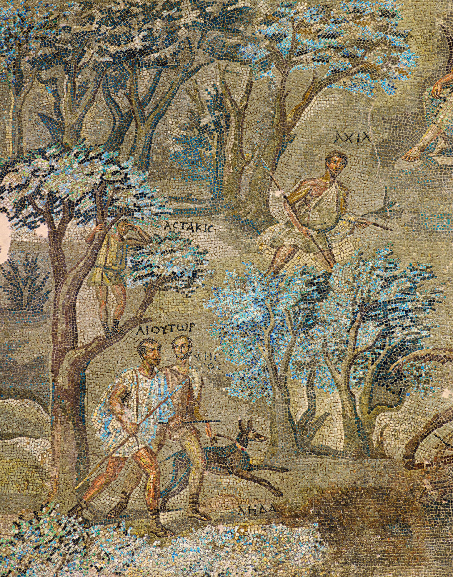 Ψηφιδωτό δάπεδο μεγάλης και πλούσιας ρωμαϊκής έπαυλης από τα μεγαλύτερα που έχουν εντοπιστεί στην Πάτρα. Στην παράσταση –με θέμα το κυνήγι– έχουν χρησιμοποιηθεί πολύ λεπτές ψηφίδες που ανακαλούν ζωγραφική σύνθεση, ενώ οι επιγραφές ονομάτων πιστοποιούν ότι πρόκειται για ρεαλιστική σκηνή. Έργο υψηλής καλλιτεχνικής αξίας από αξιόλογους τεχνίτες. Τέλη του 3ου - αρχές του 4ου αι. π.Χ. © Lamda Development