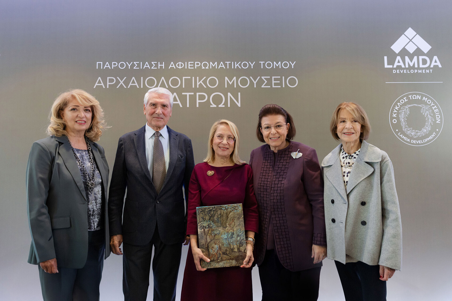 Από αριστερά προς τα δεξιά: Η Νόνη Καραγιάννη, Communications Senior Consultant της LAMDA, ο Βαγγέλης Χρόνης, αντιπρόεδρος του Διοικητικού Συμβουλίου της LAMDA, η Δρ Αναστασία Κουμούση, συγγραφέας του τόμου, η Λίνα Μενδώνη, υπουργός Πολιτισμού, και η Ειρήνη Λούβρου των εκδόσεων Ολκός © Panoulis Studio