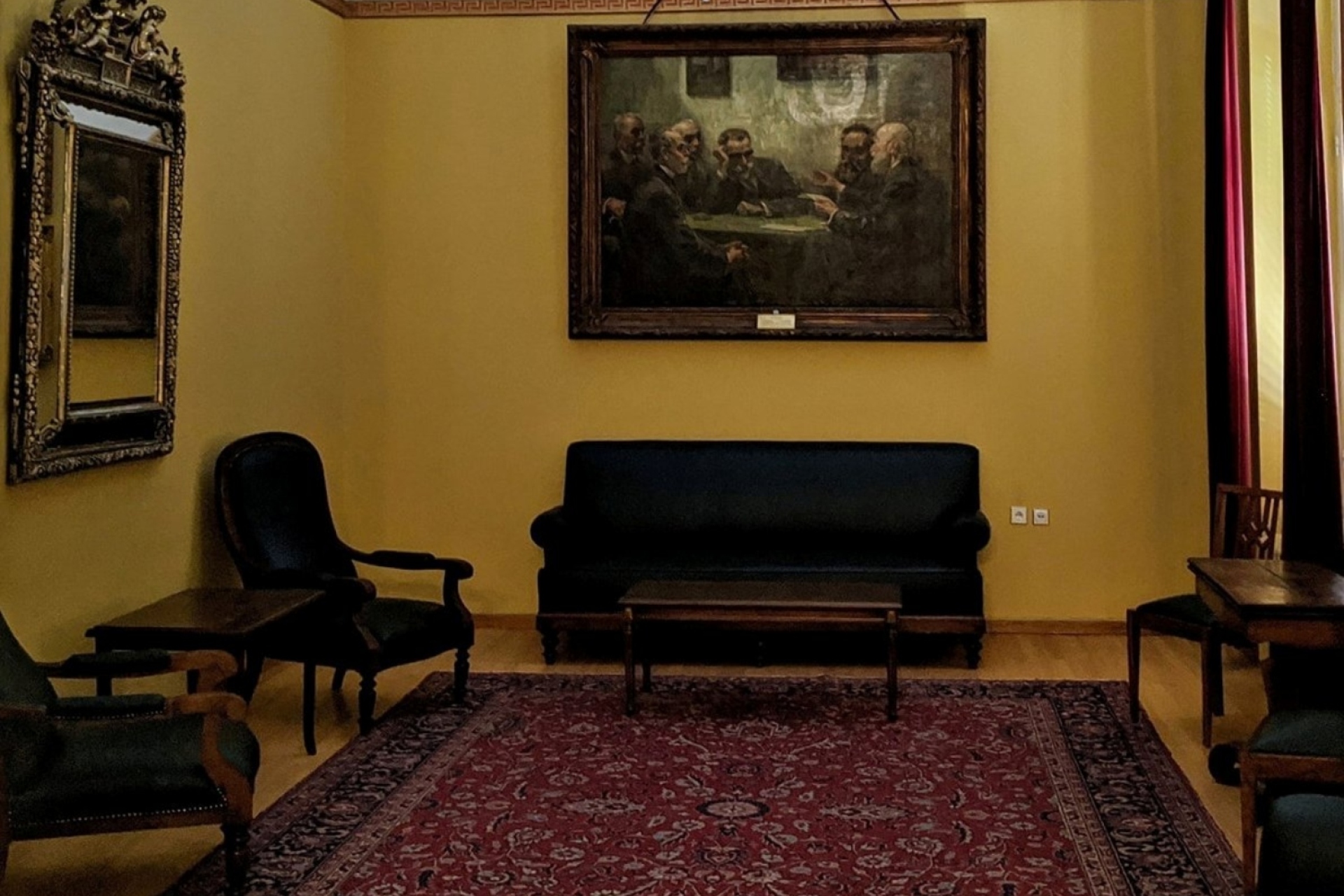 Αίθουσα του Φιλολογικού Συλλόγου «Παρνασσός». Στο βάθος διακρίνεται ο πίνακας του Γ. Ροϊλού «Οι ποιητές».