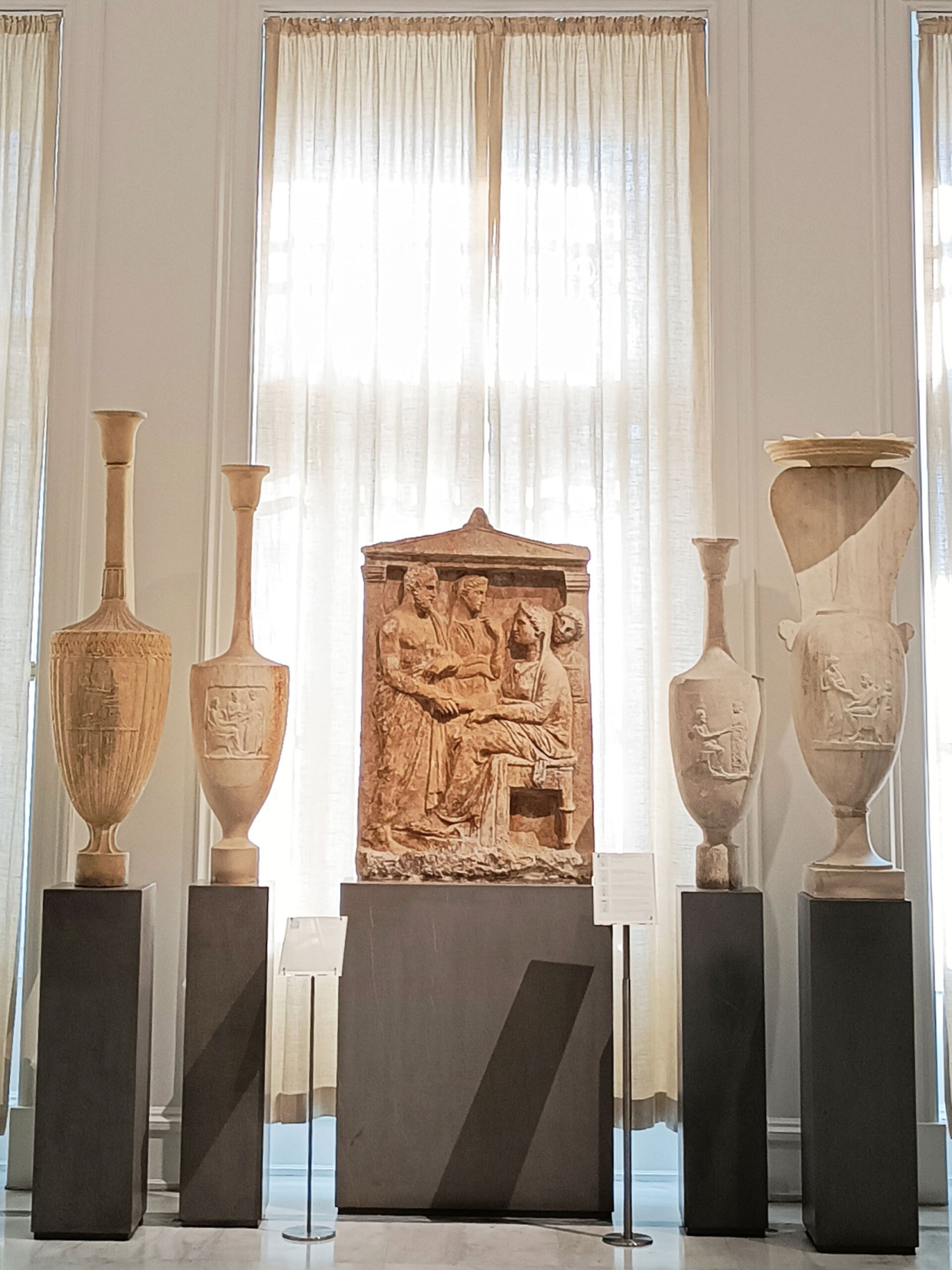 Μαρμάρινες επιτύμβιες λήκυθοι και στη μέση μαρμάρινη αττική επιτύμβια στήλη | Κλασική Περίοδος, 5ος-4ος αι. π.Χ.