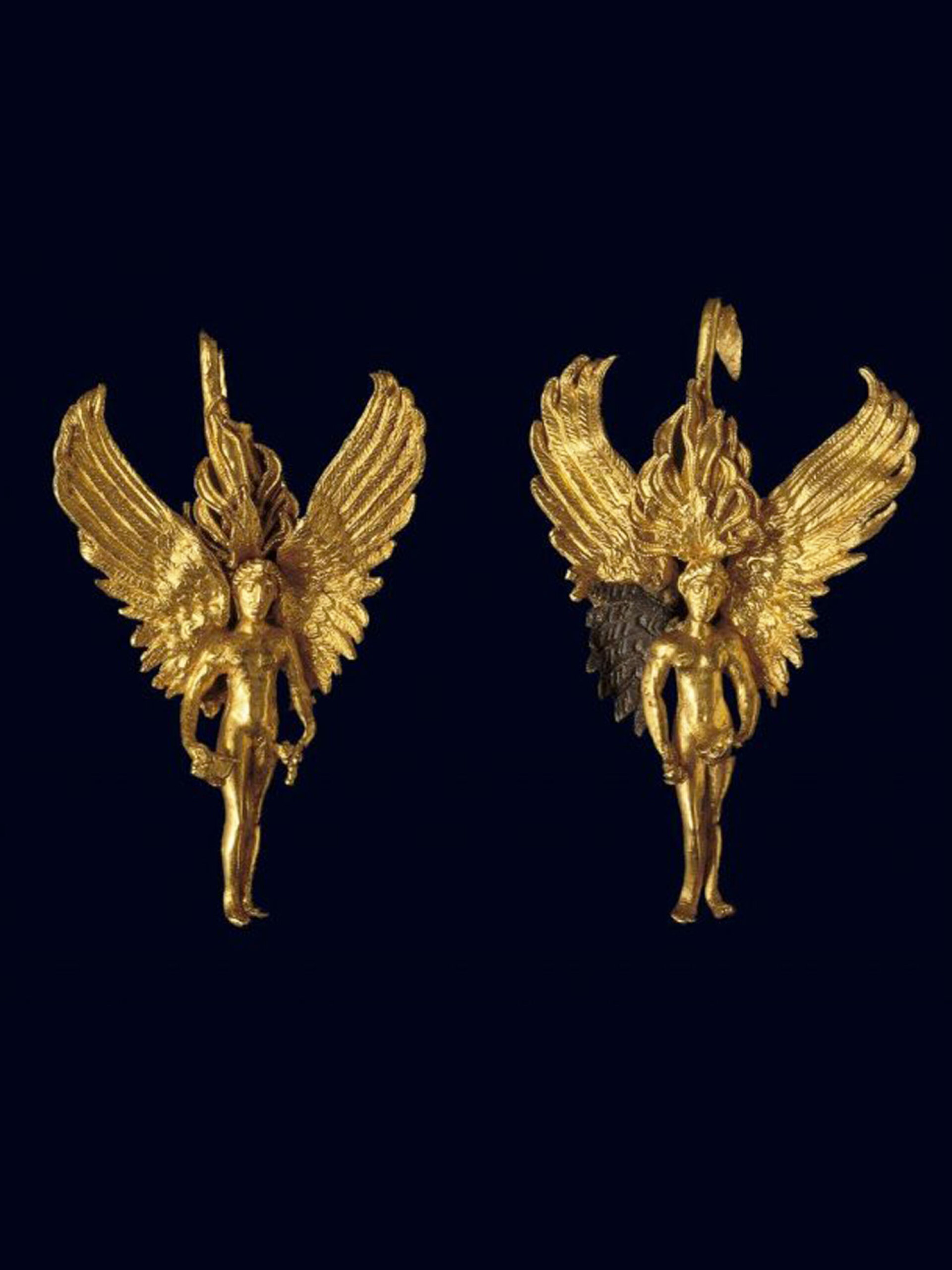 Χρυσά σκουλαρίκια με αιωρούμενους Έρωτες που κρατούν σπονδικές φιάλες | Tέλη 4ου αι. π.Χ.