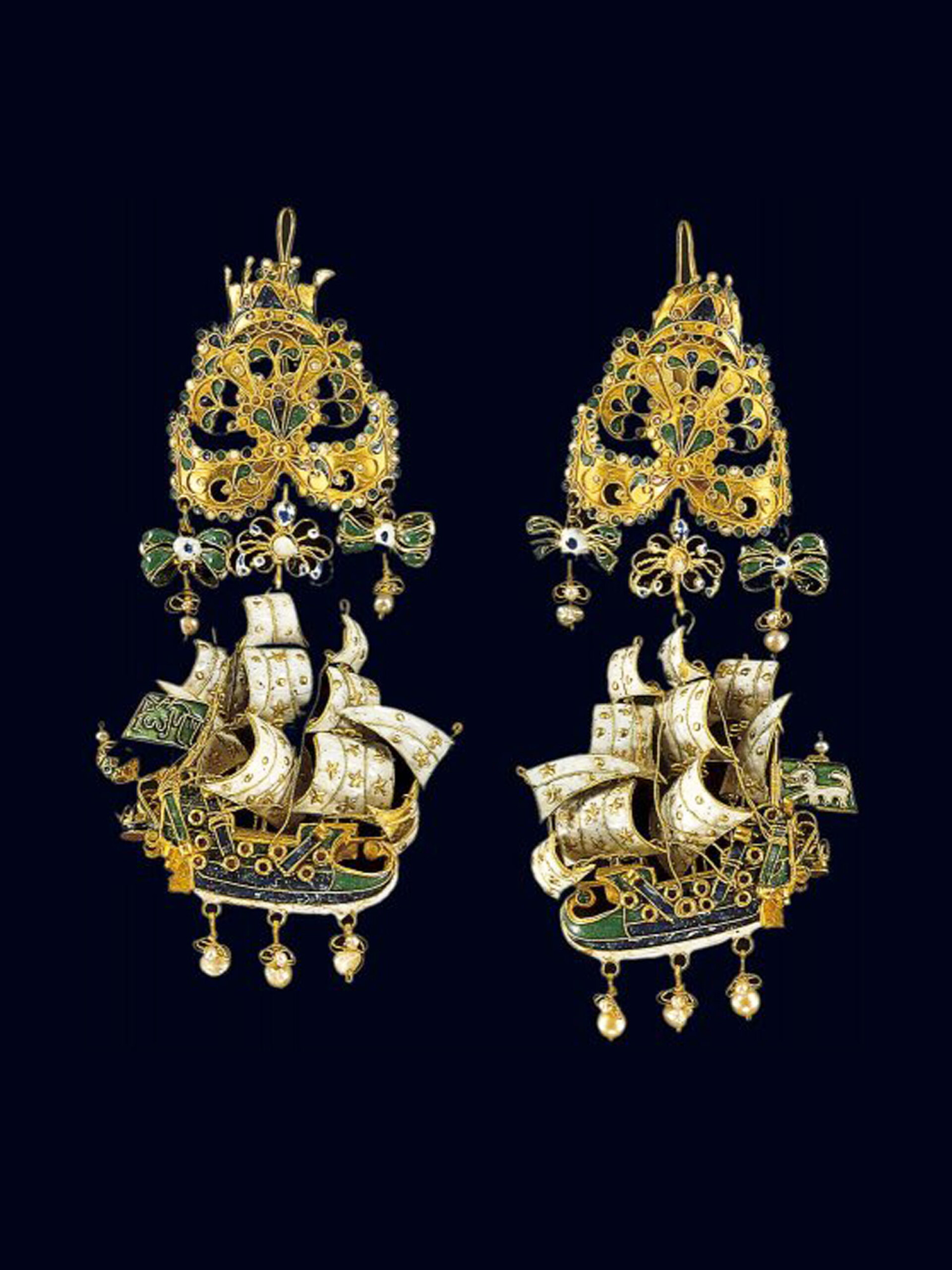 Χρυσά σκουλαρίκια με κρεμαστές καραβέλες, διακοσμημένα με τη συρματερή τεχνική, με πολύχρωμα σμάλτα και μαργαριτάρια | Σίφνος, 17ος αι.