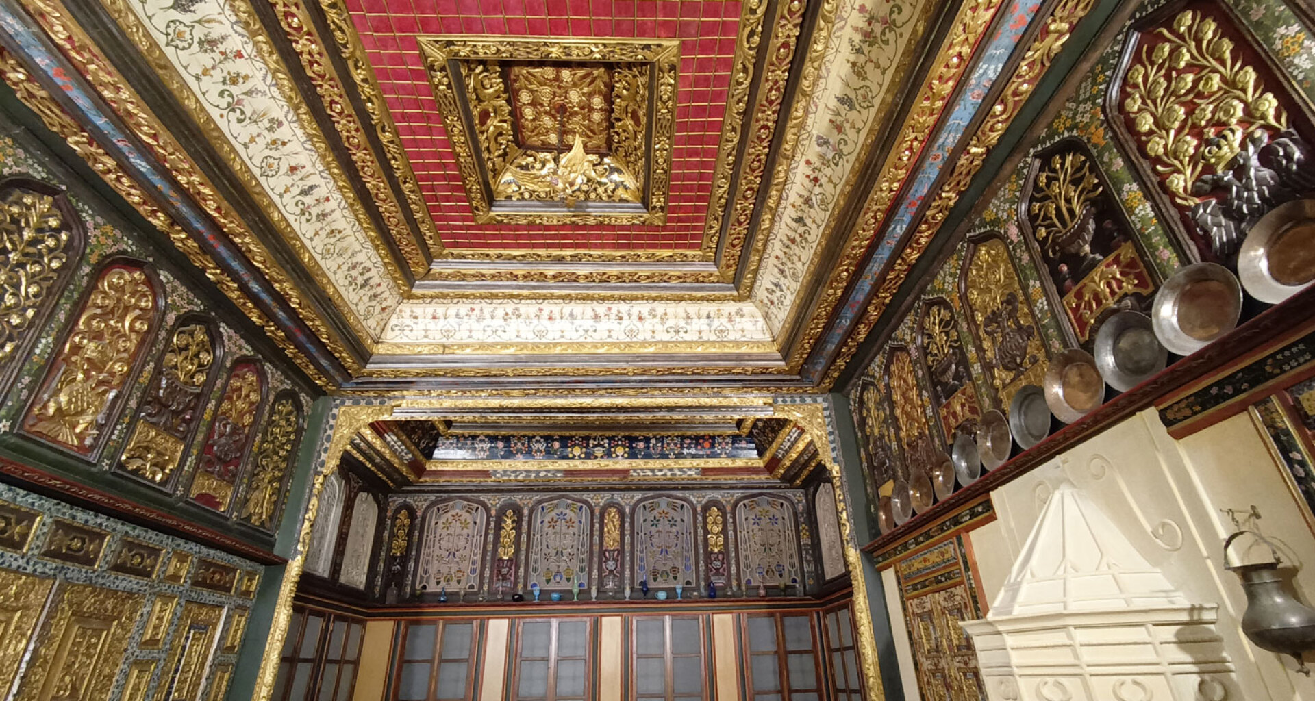 Τμήμα του ξυλόγλυπτου ζωγραφιστού και επιχρυσωμένου εσωτερικού διάκοσμου από την αίθουσα υποδοχής του αρχοντικού Τακιατζή, Κοζάνη τέλη 18ου αρχές 19ου αι. Ο διάκοσμος διασώθηκε χάρη στην έγκαιρη μεταστέγασή του στην Κηφισιά στις αρχές της δεκαετίας του 1930, από την Αλεξάνδρα Χωρέμη, αδελφή του Αντώνη Μπενάκη