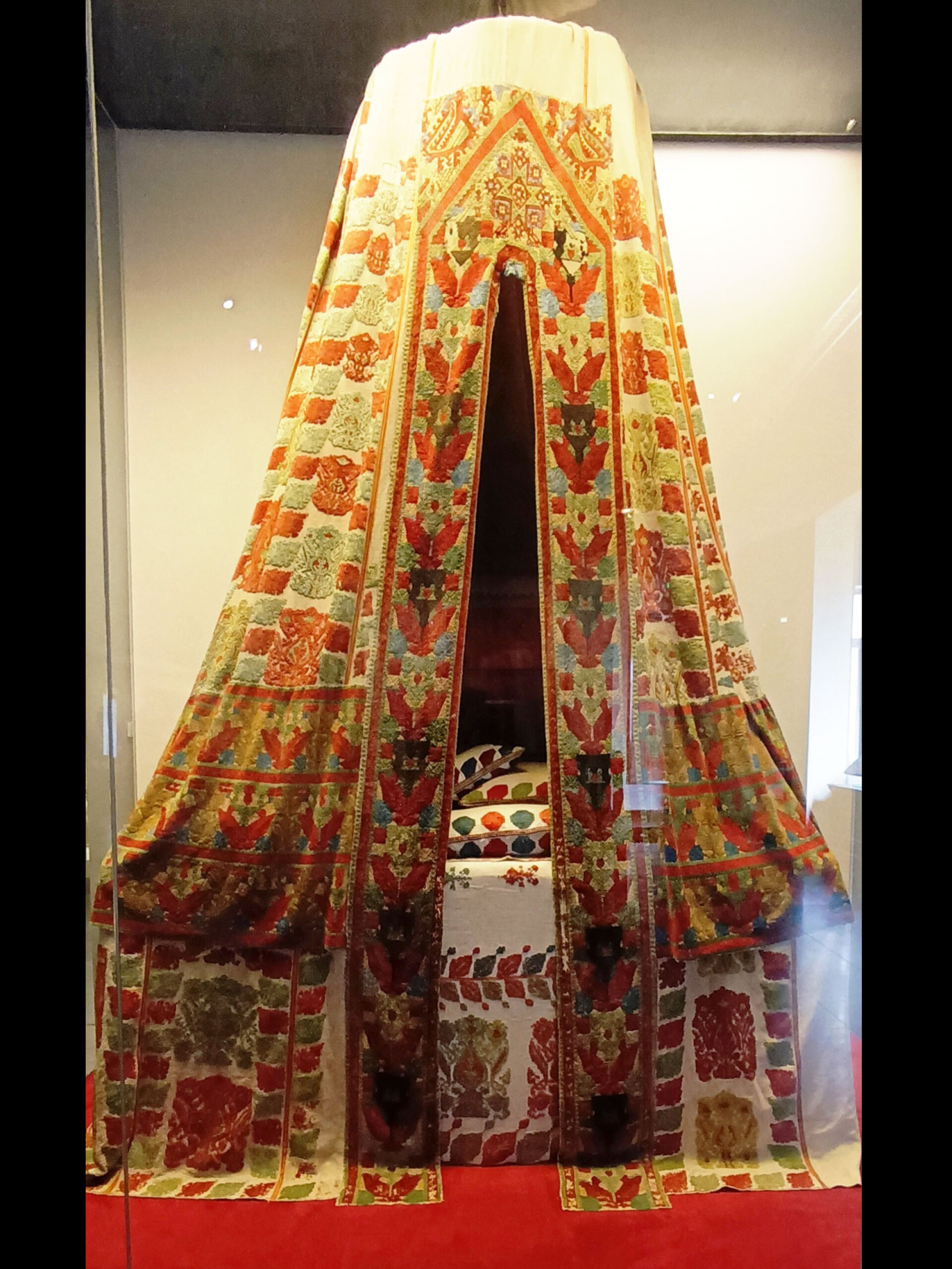 Πολύχρωμο κεντητό σερβέρι | Από τη Ρόδο, 17ος-18ος αι.