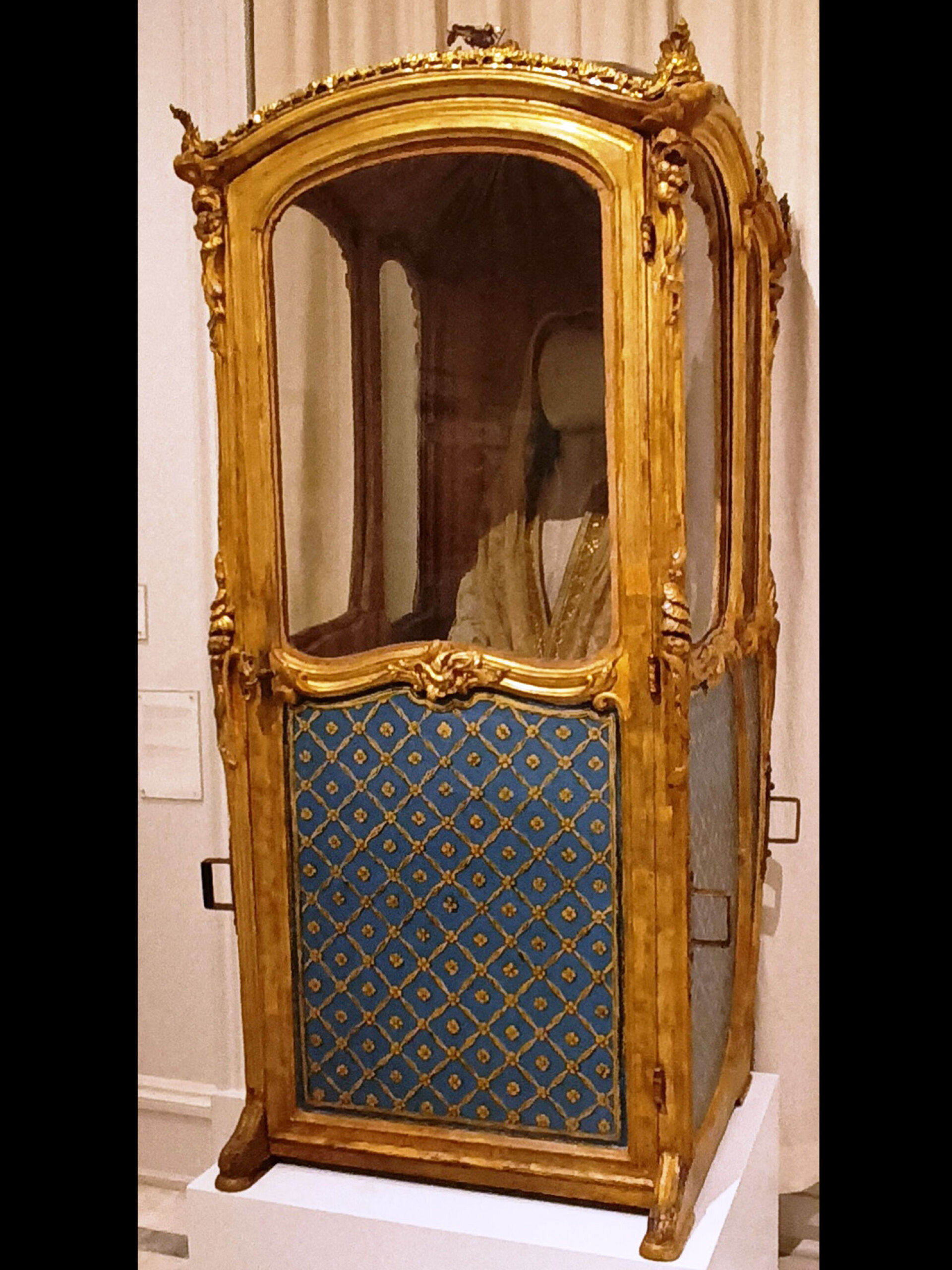 «Λεντίκα». Χρυσοποίκιλτο, επιζωγραφισμένο κουβούκλιο από τη Ζάκυνθο, του πρώιμου 19ου αι. | Φορείο για τη μετακίνηση αρχόντων με βαστάζους, που τεκμηριώνει τις ευρωπαϊκές συνήθειες στην ταξική διαστρωμάτωση της Επτανήσου