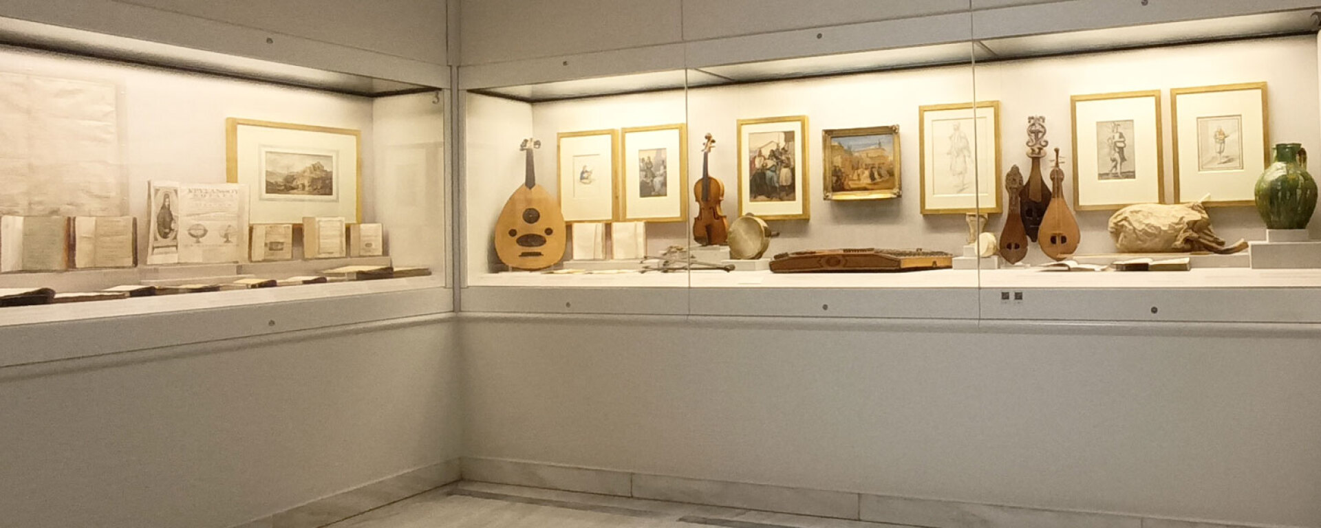 Το περιεχόμενο της αριστερής προθήκης αναφέρεται στο πνευματικό κίνημα του Διαφωτισμού, με μια επιλεκτική σειρά σημαντικών εκδόσεων, ενώ στην άλλη μεταξύ των εκθεμάτων υπάρχουν μουσικά όργανα προερχόμενα από διάφορες περιοχές. Ανάμεσα σ’ αυτά ένα βιολί με την επιγραφή Antonio Stradivarius Cremonensis (1718), από τη Μικρά Ασία