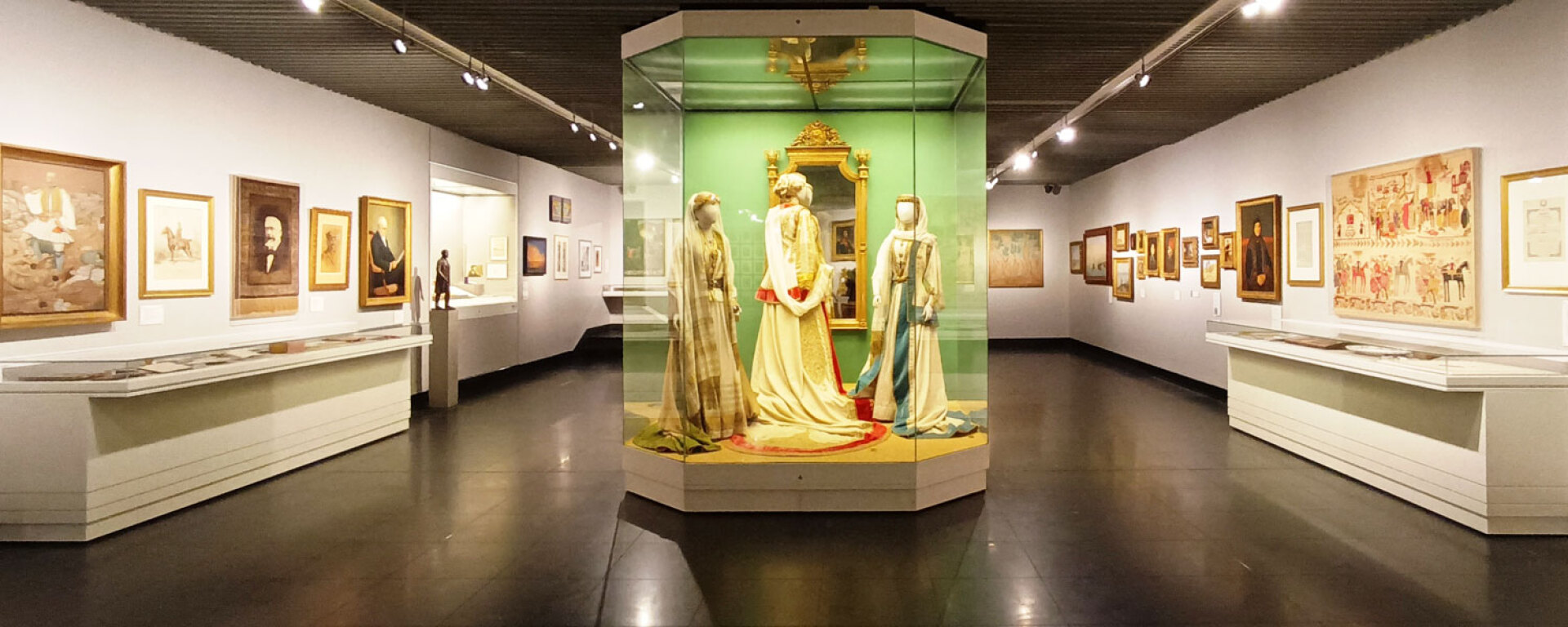 Εκθέματα σχετικά με την βασιλεία του Γεωργίου Α΄, την εποχή του Ελ. Βενιζέλου, τη Μικρασιατική Καταστροφή, τον ελληνικό Μεσοπόλεμο. Στην προθήκη που δεσπόζει στην αίθουσα, επίσημες ενδυμασίες της Αυλής κατά την εποχή της βασίλισσας Όλγας και της βασίλισσας Σοφίας