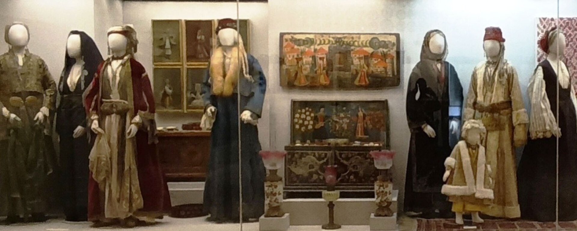 Κασέλες, πίνακες, φορεσιές και κεντήματα από τα νησιά του βορείου και ανατολικού Αιγαίου καθώς και από διάφορες περιοχές της Μικράς Ασίας