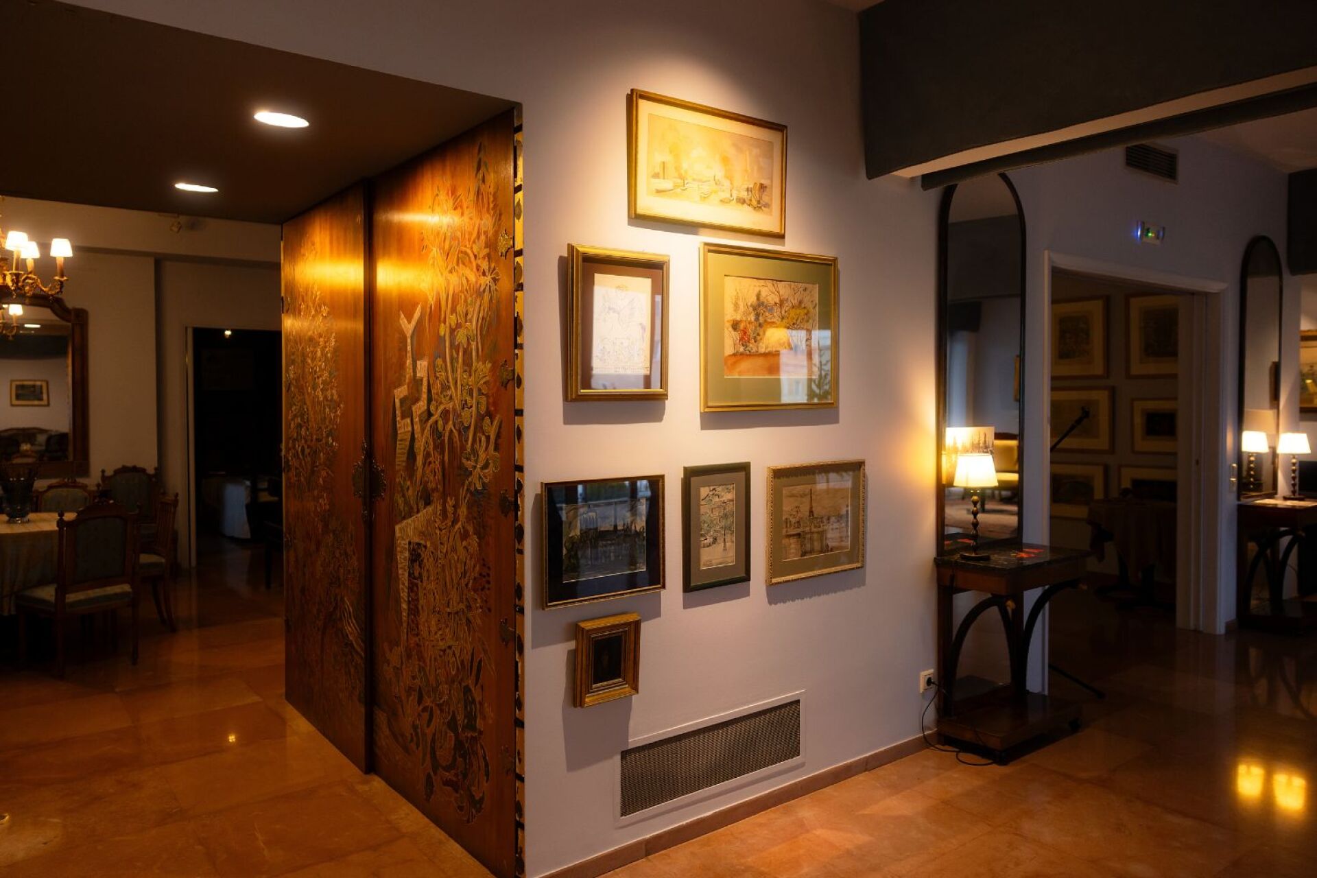 Άποψη του σαλονιού με τις δίφυλλες πόρτες ζωγραφισμένες στο χέρι από τον Νίκο Χατζηκυριάκο-Γκίκα