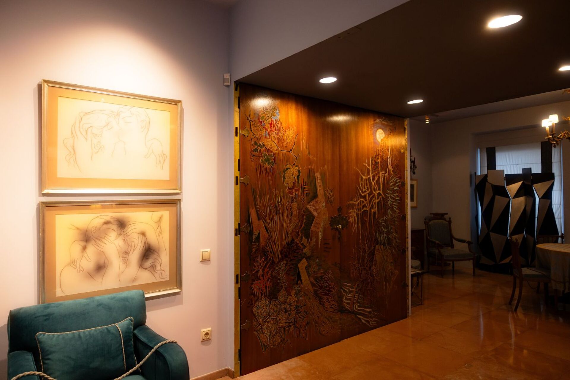 Άποψη του σαλονιού με τις δίφυλλες πόρτες ζωγραφισμένες στο χέρι από τον Νίκο Χατζηκυριάκο-Γκίκα 