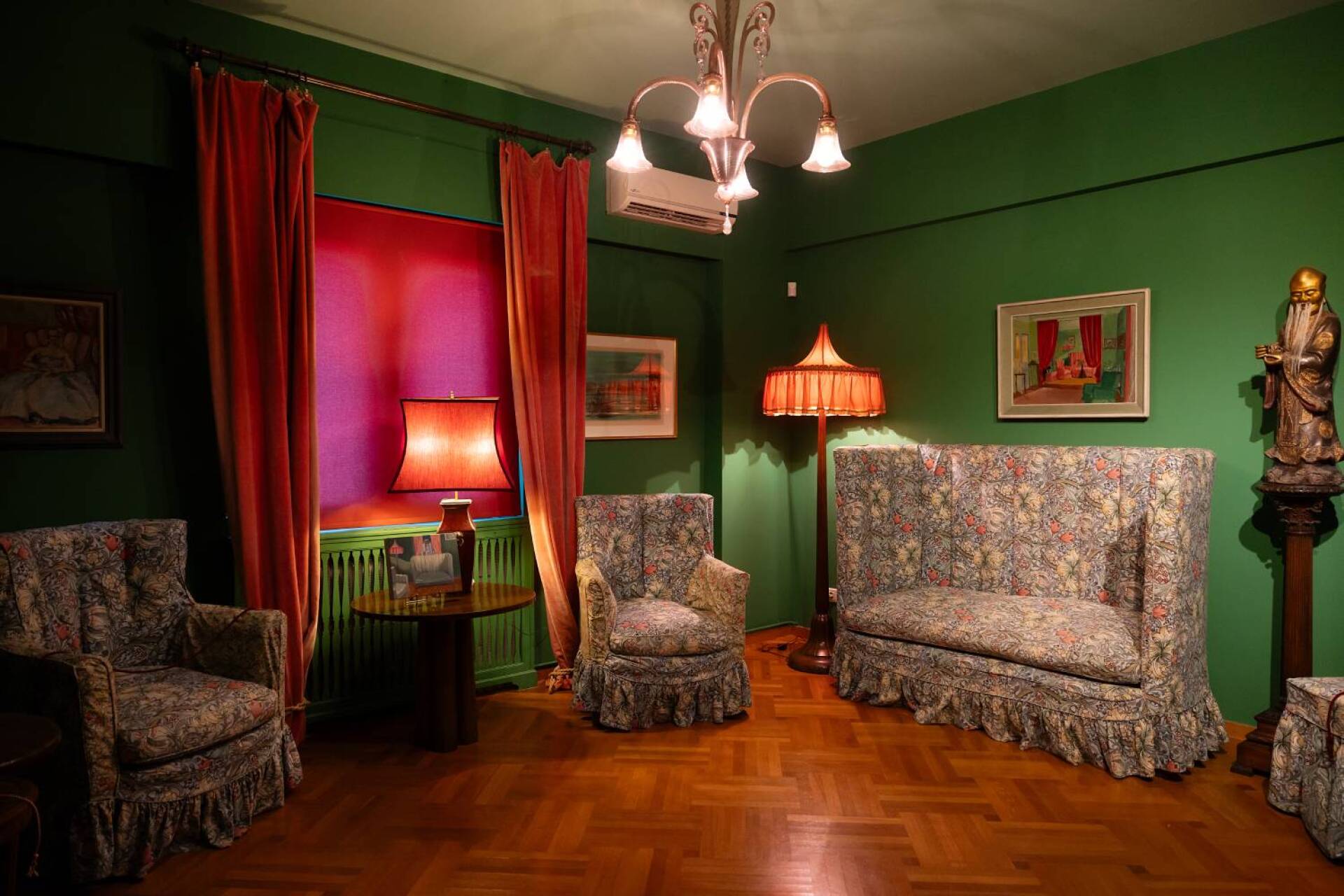 Το «Πράσινο Δωμάτιο» του σπιτιού, τα έπιπλα του οποίου είναι σχεδιασμένα από τον σπουδαίο Αυστριακό αρχιτέκτονα Γιόζεφ Χόφμαν (1870- 1956)