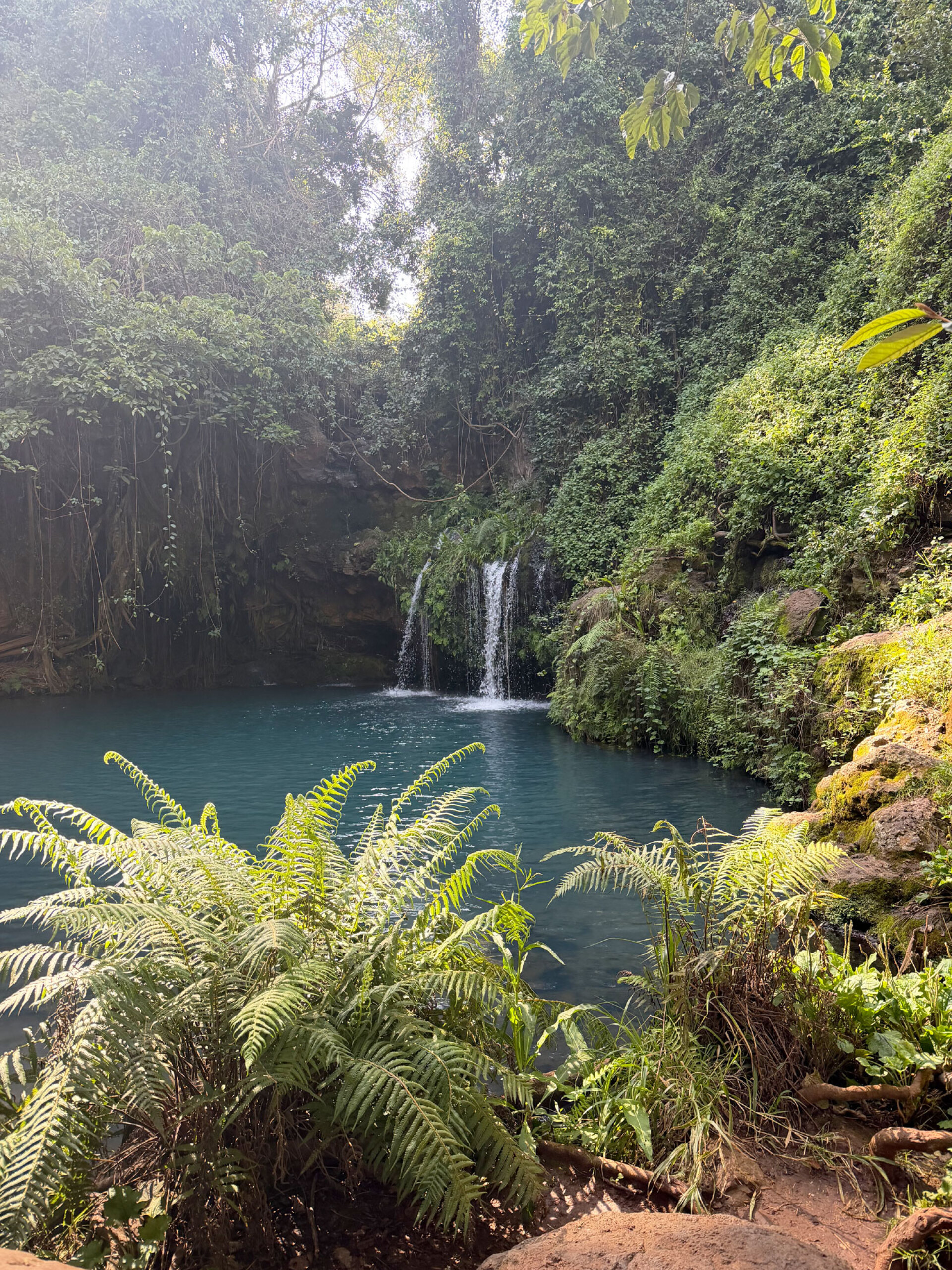 Λίμνη και καταρράκτες στο Νγκάρε Ντάρε