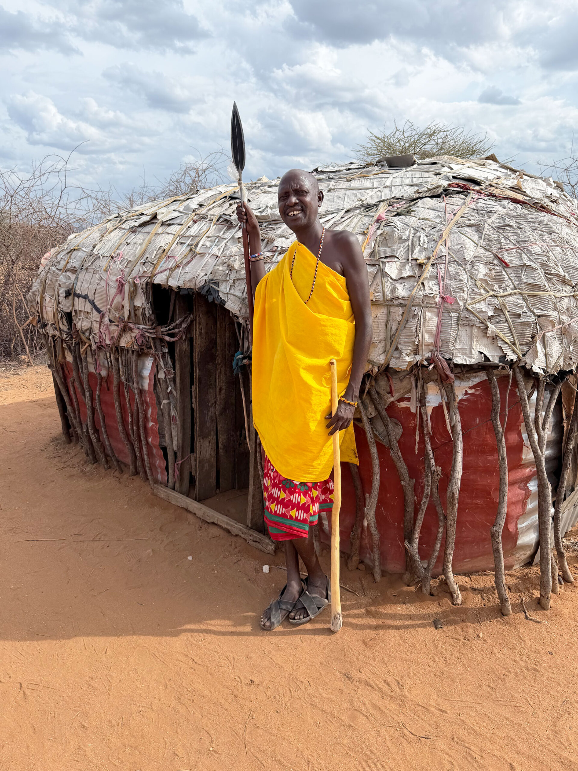 Ο ξεναγός μας στο χωριό των Σαμπούρου μπροστά από το σπίτι του