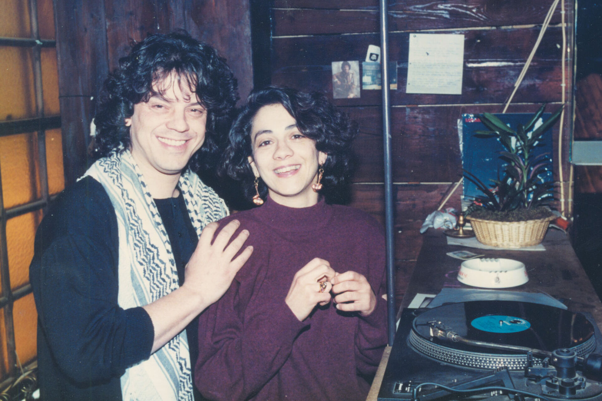 Ο Βλάσης Μπονάτσος με τη Μανίνα  Ζουμπουλάκη | Ploughman Bar