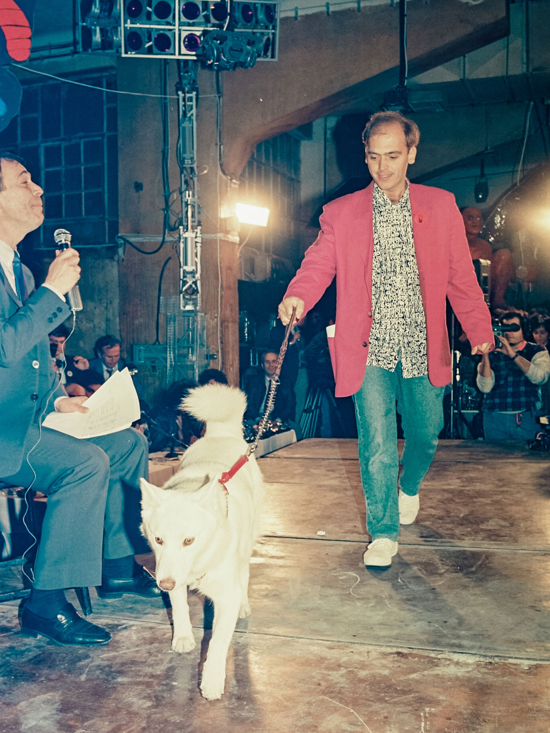 Εργοστάσιο, Μάιος 1989, καλλιστεία σκύλων | Ο Στέλιος Παρλιάρος με τον σκύλο του και αριστερά ο παρουσιαστής της βραδιάς, Γιώργος Μαρίνος