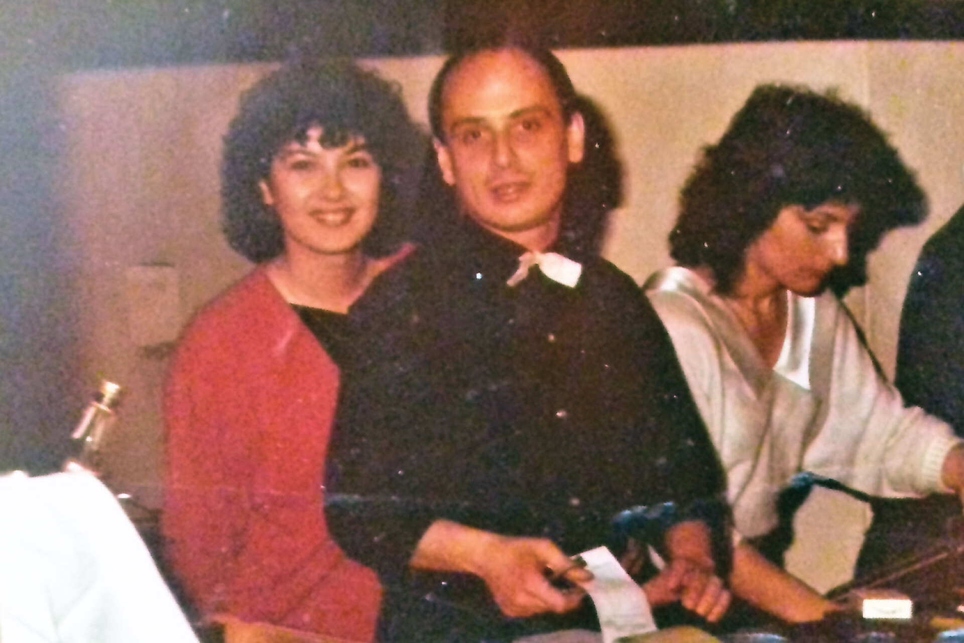 «Εργοστάσιο» τέλη δεκαετίας ’80 | Ο Γιώργος Παυριανός με «πολιτικά» στο ταμείο του club δίπλα στη Σοφία Αλιμπέρτη