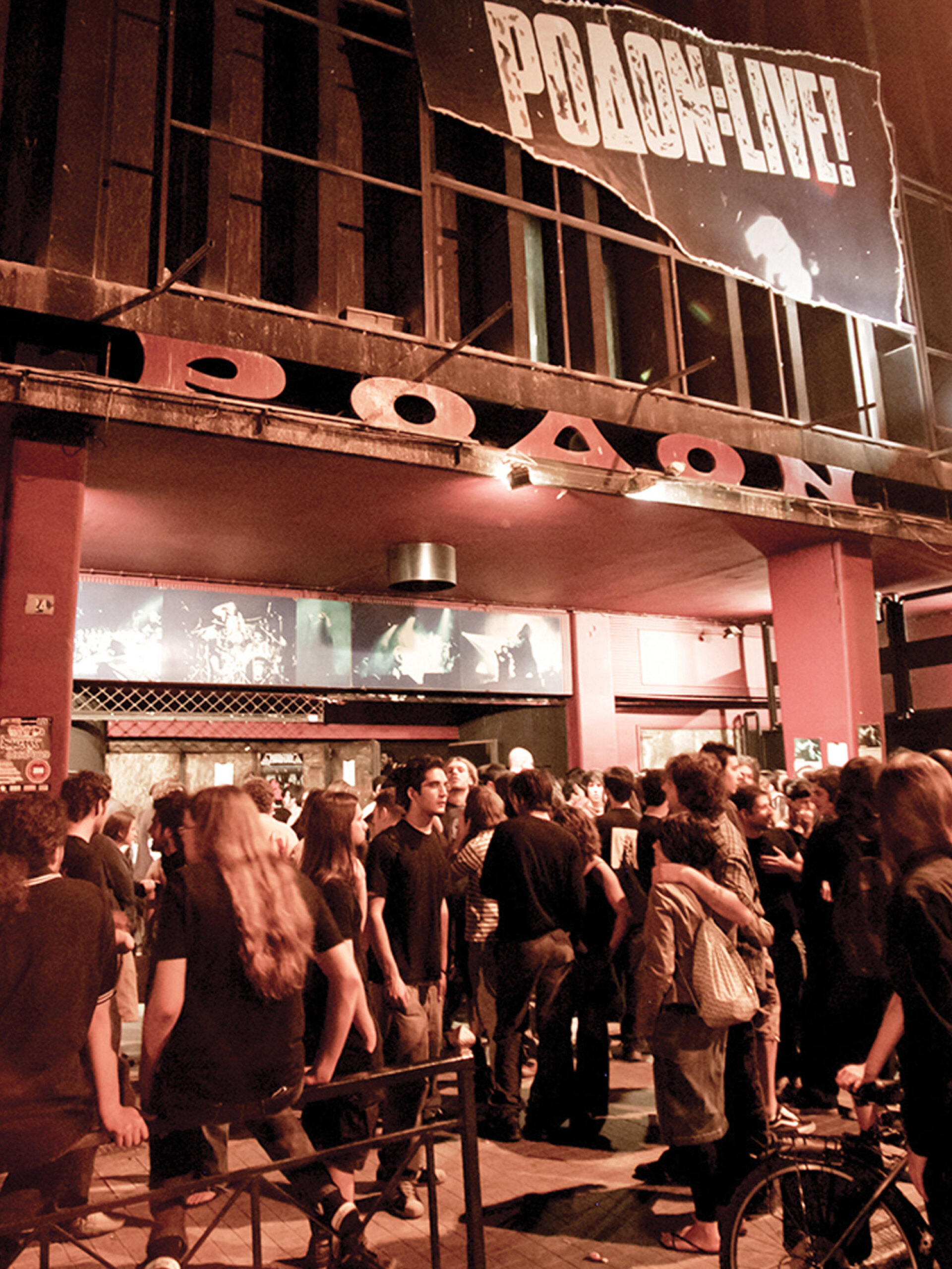 Είσοδος του club «Ρόδον»