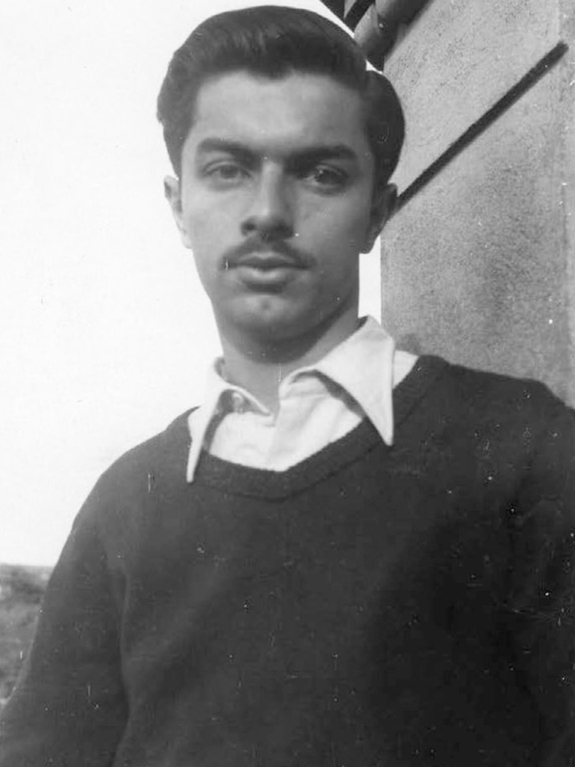 Ο Κωστής Σκαλιόρας σε νεαρή ηλικία πριν γνωστεί με την Ξένια